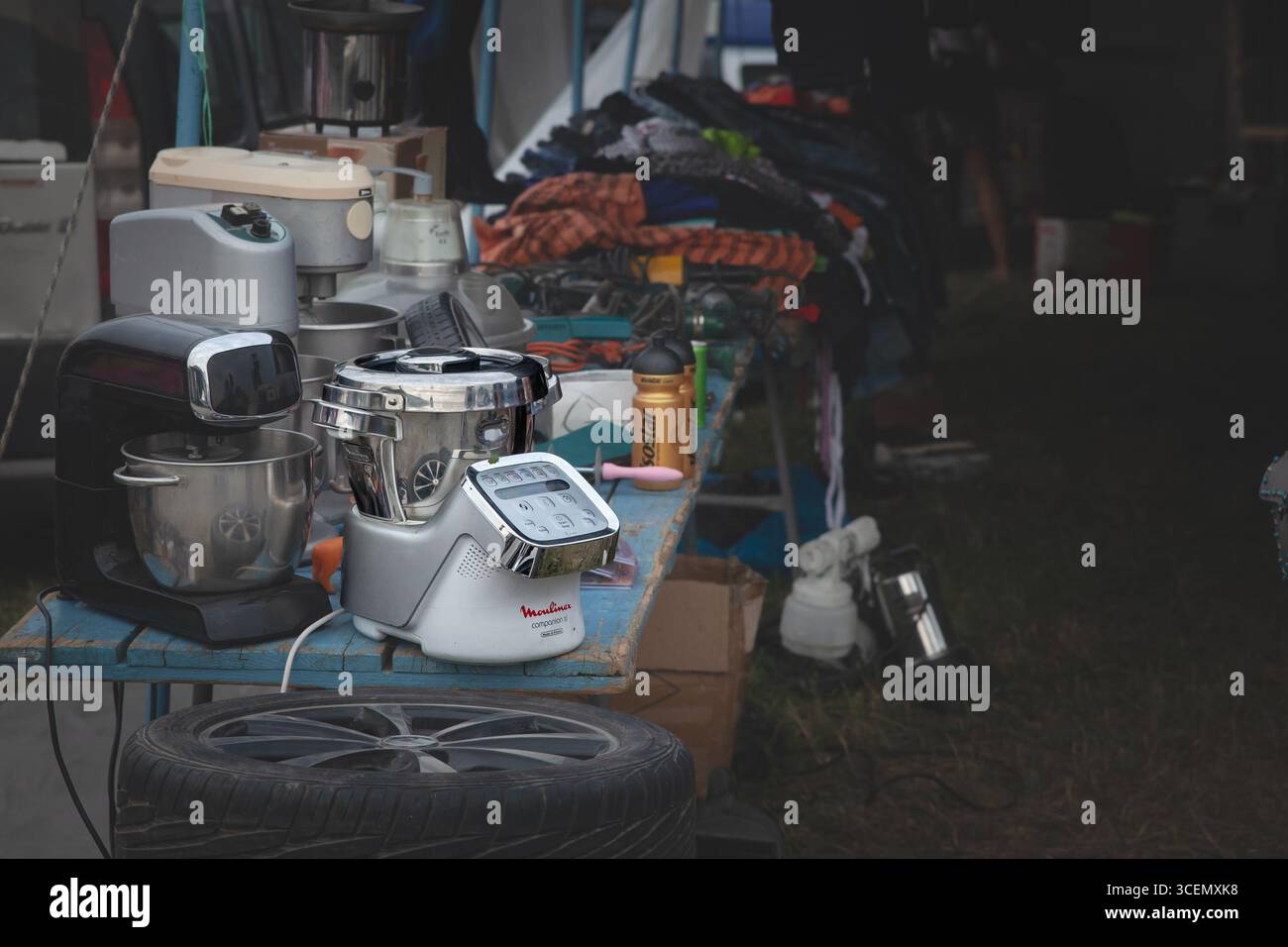 OBRENOVAC, SERBIE - 22 JUIN 2025 : logo de Moulinex sur un appareil de cuisine Moulinex Companion d'occasion en vente sur un marché à Obrenovac, Serbie, i Banque D'Images