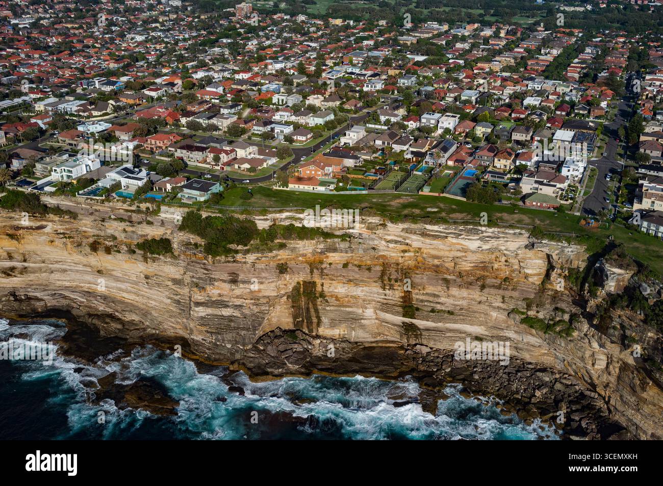 Vue aérienne de maisons le long de falaises de cisaillement, Diamond Bay, Sydney, New South Wales, Australia Banque D'Images
