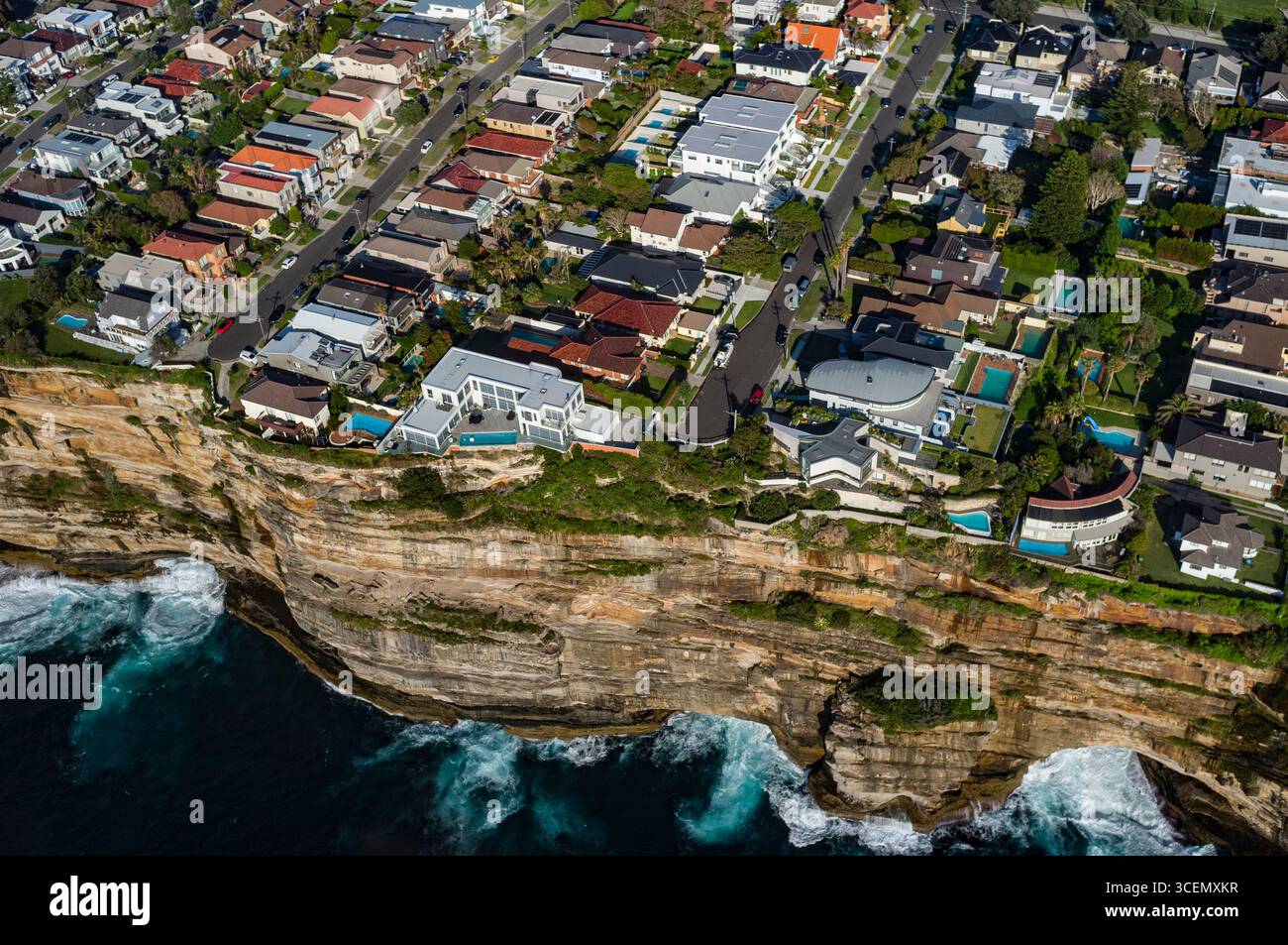 Vue aérienne de maisons le long de falaises de cisaillement, Diamond Bay, Sydney, New South Wales, Australia Banque D'Images