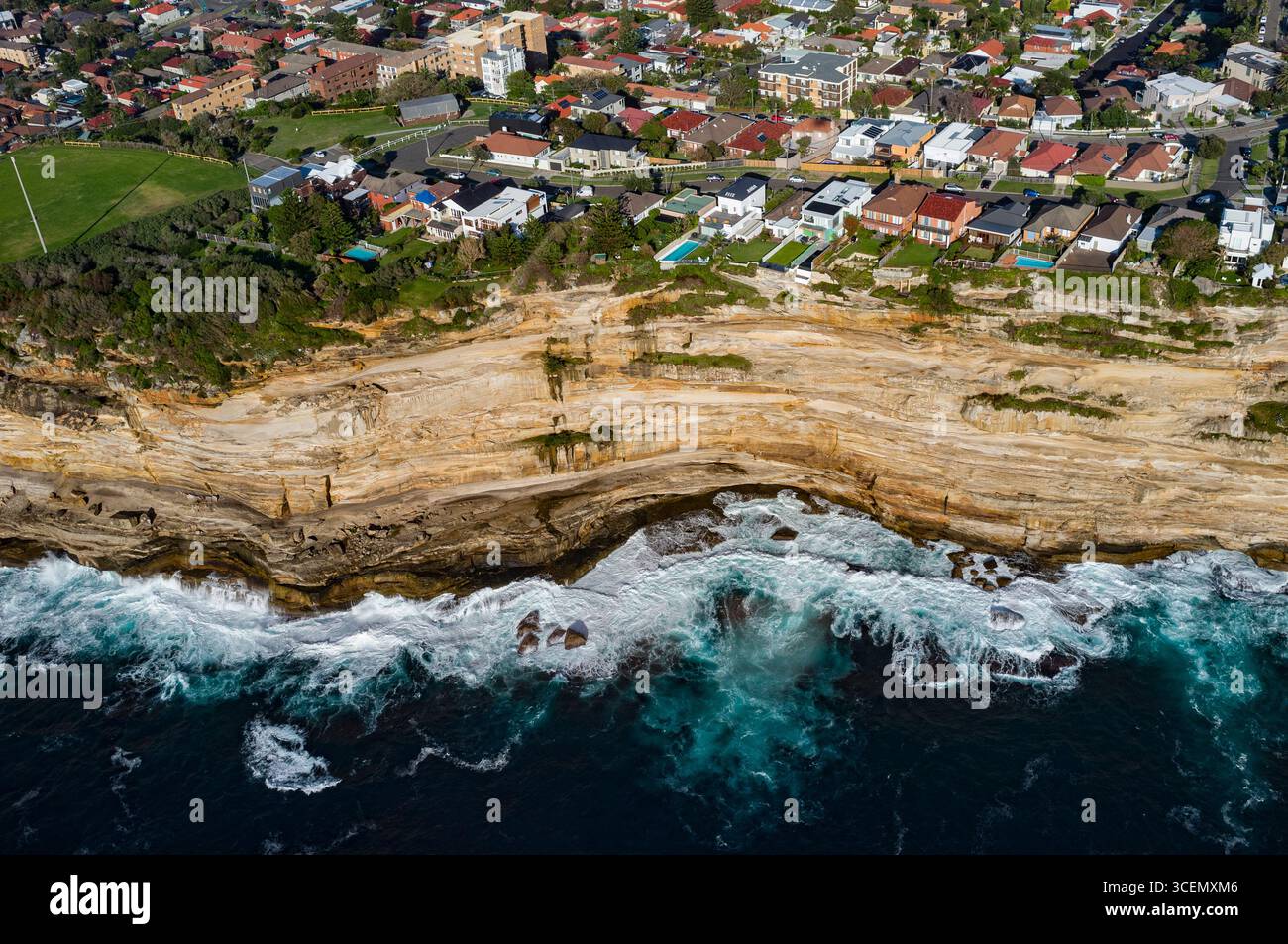 Vue aérienne de maisons le long de falaises de cisaillement, Bondi Junction, Sydney, New South Wales, Australia Banque D'Images