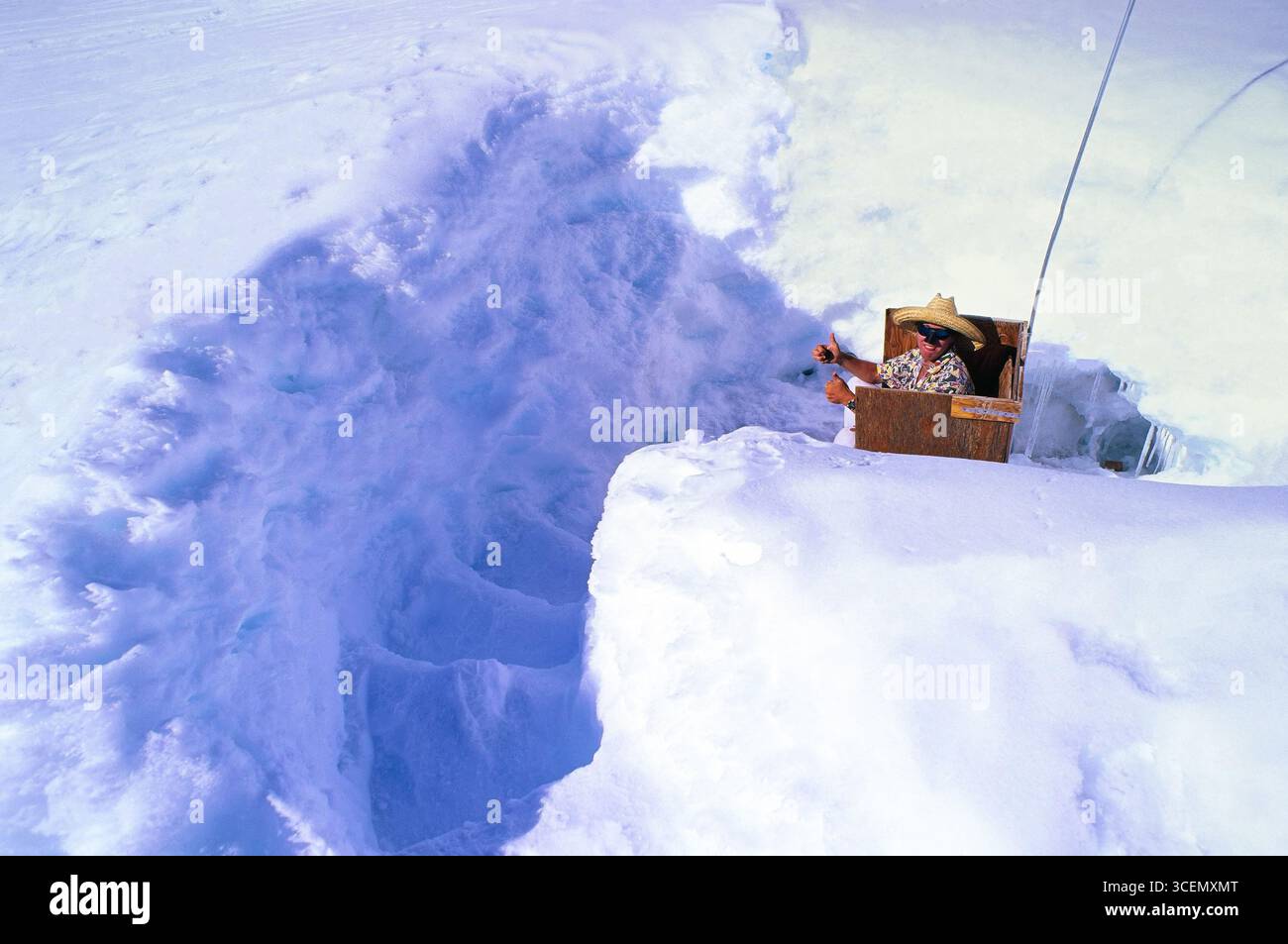 Un alpiniste adulte seul utilise les toilettes de la fosse au camp de 14 000 pieds. Parc national Denali, Alaska. Banque D'Images