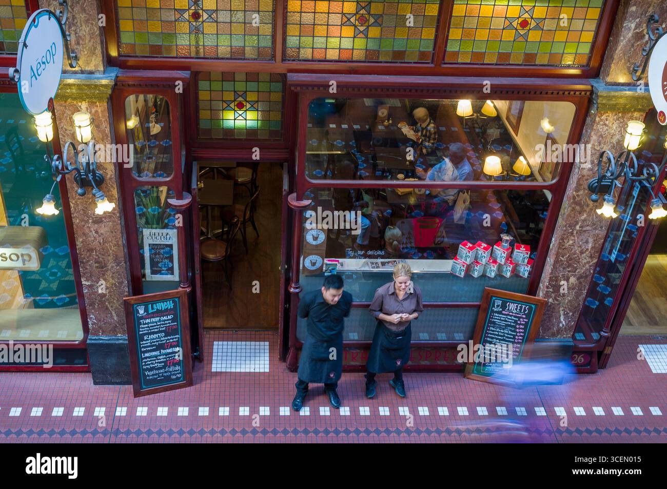 Le personnel d'attente des hommes et des femmes debout devant des massifs d'Espresso, le Strand Arcade, George Street, Central Business District, Sydney, Nouvelle-Galles du Sud, Banque D'Images