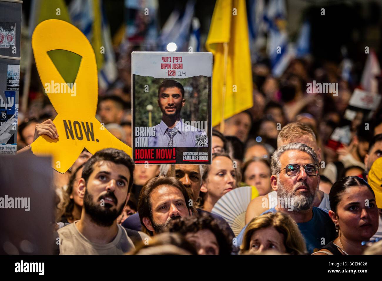 Tel Aviv, Israël. 17 août 2025. Les manifestants brandissent des pancartes et une pancarte de Bipin Joshi qui est retenu en otage par le Hamas pendant la manifestation. Ils appellent le premier ministre israélien Benjamin Netanyahu à mettre fin à la guerre à Gaza et à libérer les 50 otages israéliens détenus par le Hamas depuis le 7 octobre 2023. Au cours de ce qui a été le plus grand jour de mobilisation nationale, plus d’un million de personnes sont descendues dans les rues du pays pour exiger un accord de libération des otages et la fin de la guerre à Gaza. Crédit : SOPA images Limited/Alamy Live News Banque D'Images Tel Aviv, Israël. 17 août 2025. Les manifestants brandissent des pancartes et une pancarte de Bipin Joshi qui est retenu en otage par le Hamas pendant la manifestation. Ils appellent le premier ministre israélien Benjamin Netanyahu à mettre fin à la guerre à Gaza et à libérer les 50 otages israéliens détenus par le Hamas depuis le 7 octobre 2023. Au cours de ce qui a été le plus grand jour de mobilisation nationale, plus d’un million de personnes sont descendues dans les rues du pays pour exiger un accord de libération des otages et la fin de la guerre à Gaza. Crédit : SOPA images Limited/Alamy Live News Banque D'Images