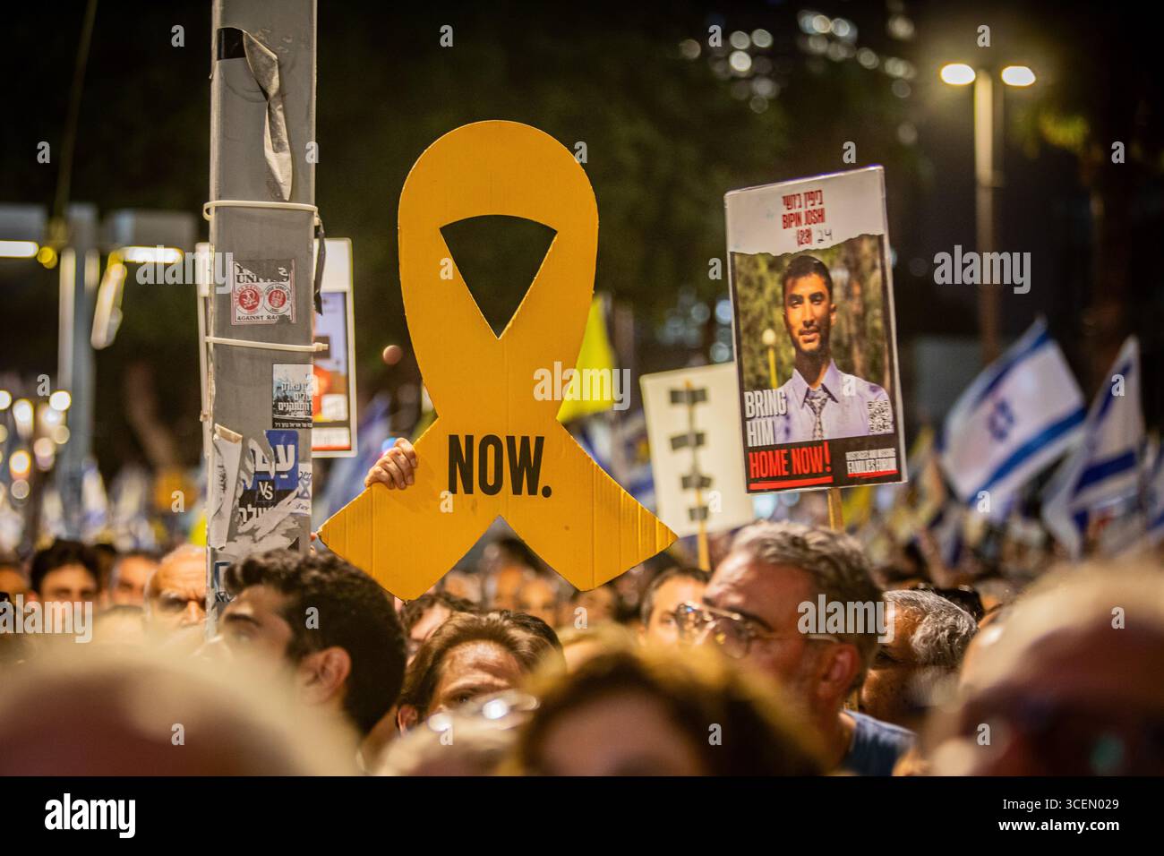 Tel Aviv, Israël. 17 août 2025. Les manifestants brandissent des pancartes et une pancarte de Bipin Joshi qui est retenu en otage par le Hamas pendant la manifestation. Ils appellent le premier ministre israélien Benjamin Netanyahu à mettre fin à la guerre à Gaza et à libérer les 50 otages israéliens détenus par le Hamas depuis le 7 octobre 2023. Au cours de ce qui a été le plus grand jour de mobilisation nationale, plus d’un million de personnes sont descendues dans les rues du pays pour exiger un accord de libération des otages et la fin de la guerre à Gaza. Crédit : SOPA images Limited/Alamy Live News Banque D'Images Tel Aviv, Israël. 17 août 2025. Les manifestants brandissent des pancartes et une pancarte de Bipin Joshi qui est retenu en otage par le Hamas pendant la manifestation. Ils appellent le premier ministre israélien Benjamin Netanyahu à mettre fin à la guerre à Gaza et à libérer les 50 otages israéliens détenus par le Hamas depuis le 7 octobre 2023. Au cours de ce qui a été le plus grand jour de mobilisation nationale, plus d’un million de personnes sont descendues dans les rues du pays pour exiger un accord de libération des otages et la fin de la guerre à Gaza. Crédit : SOPA images Limited/Alamy Live News Banque D'Images