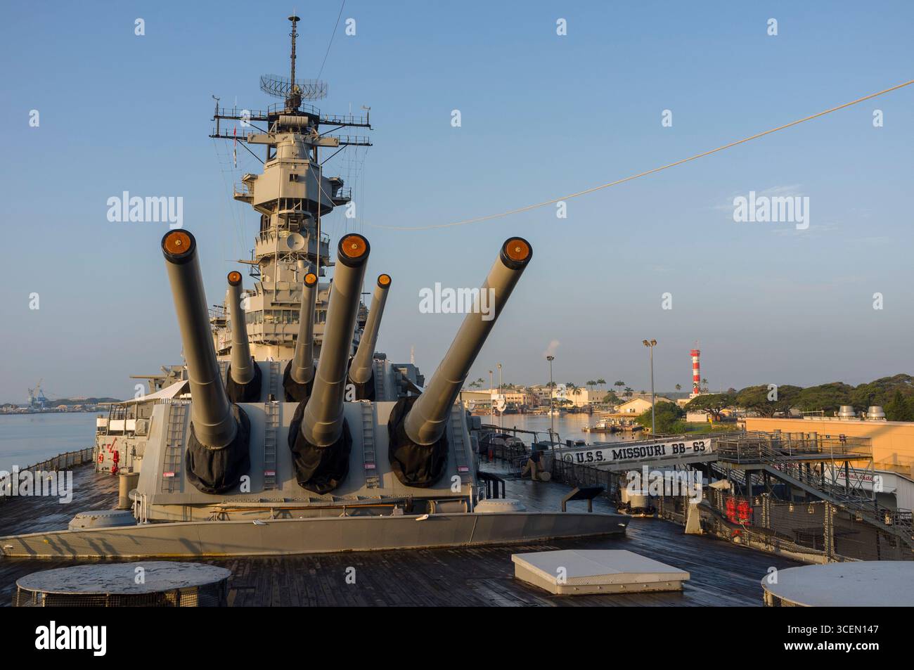 Les grandes armes principales de l'USS Missouri BB-63 un cuirassé de classe Iowa, Ford, l'île de Pearl Harbor, Oahu, Hawaii, USA Banque D'Images