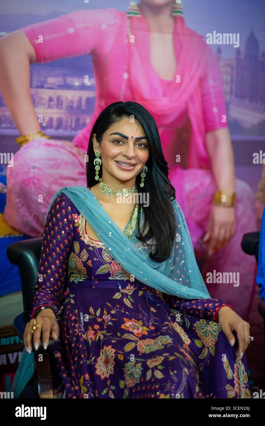 New Delhi, Inde. 18 août 2025. Neeru Bajwa, actrice, réalisatrice et productrice canado-indienne, pose pour des photos lors de la conférence de presse de son prochain film punjabi Phaphey Kuttniyan. Crédit : SOPA images Limited/Alamy Live News Banque D'Images