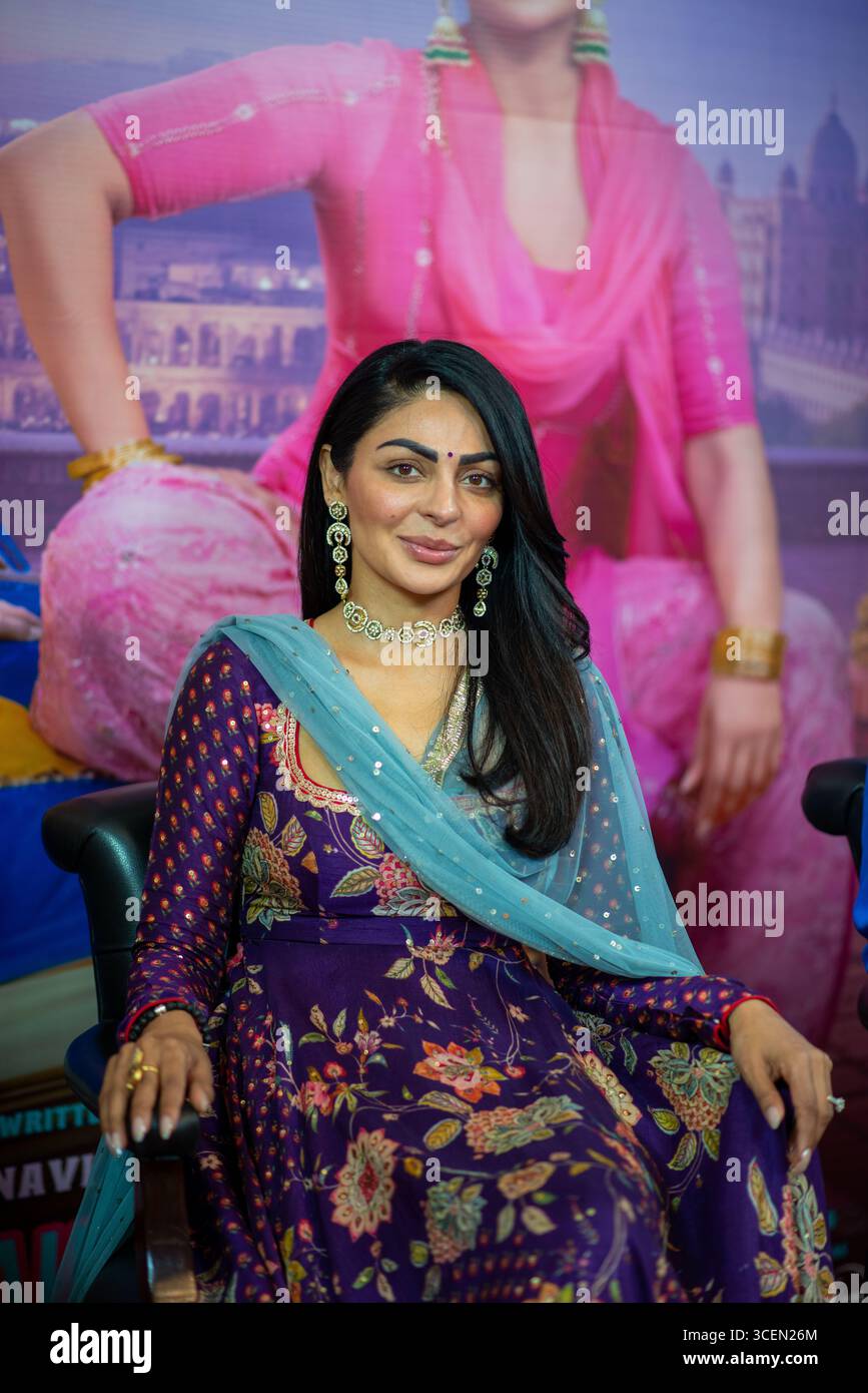 New Delhi, Inde. 18 août 2025. Neeru Bajwa, actrice, réalisatrice et productrice canado-indienne, pose pour des photos lors de la conférence de presse de son prochain film punjabi Phaphey Kuttniyan. Crédit : SOPA images Limited/Alamy Live News Banque D'Images