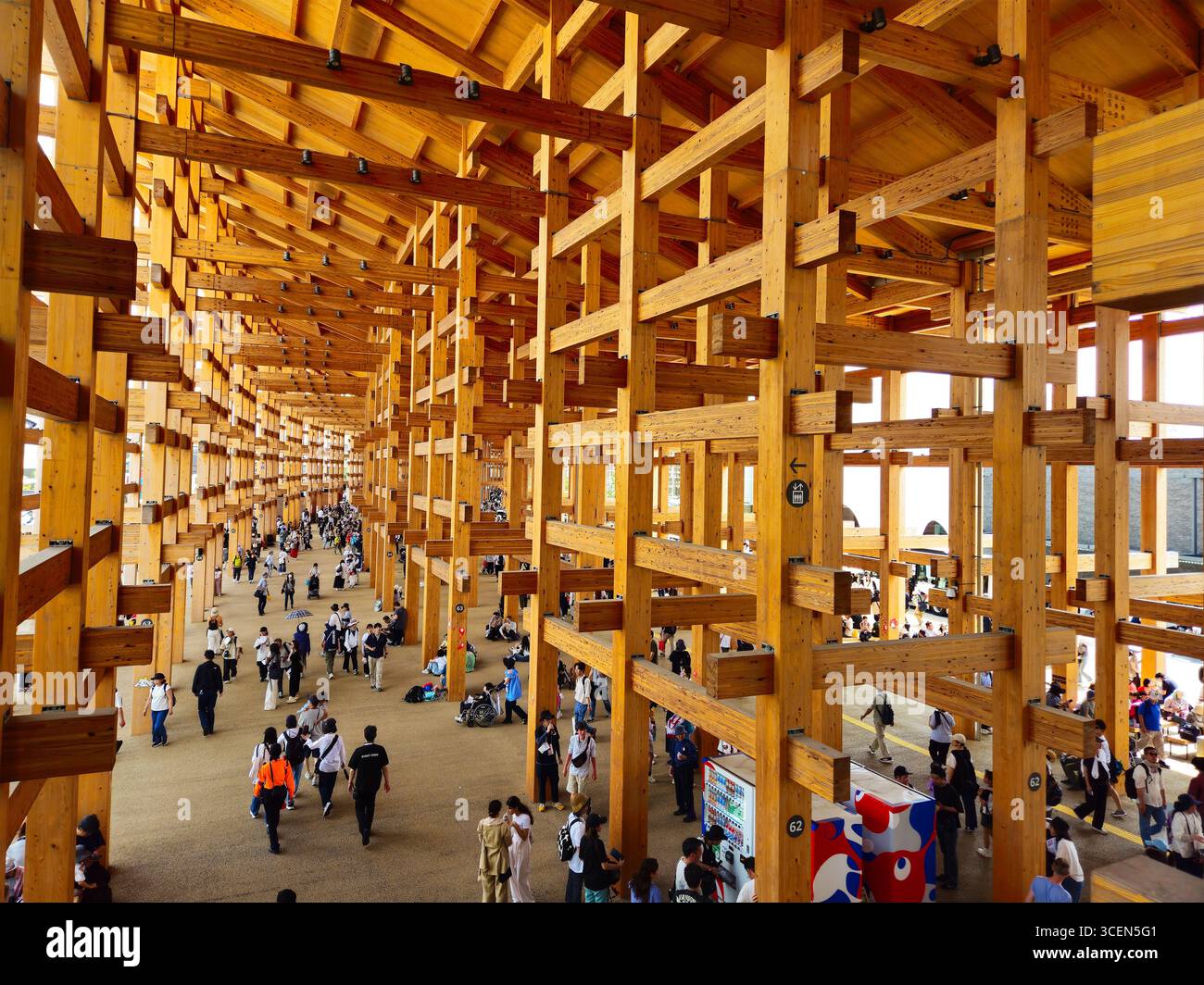 Expo 2025 Osaka Kansai, Japon - Mass Timber Pavilion Arcade avec des foules Banque D'Images