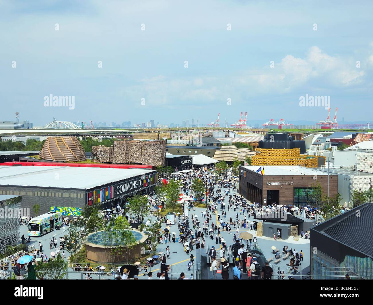 Expo 2025 Osaka Kansai, Yumeshima vue aérienne des pavillons nationaux et des foules Banque D'Images