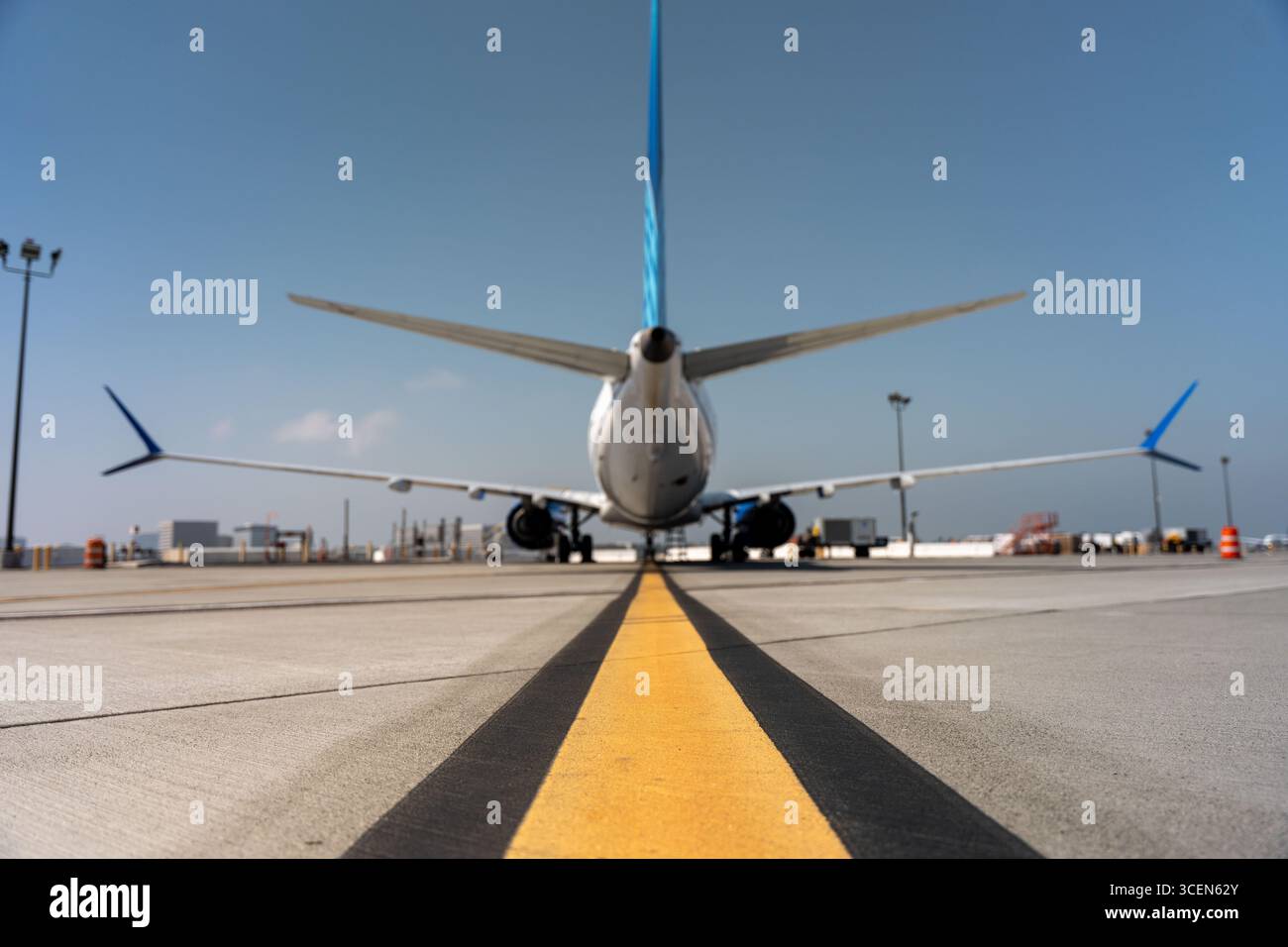 737-Max garé sur le tarmac par temps clair à LAX. Vue de l'arrière. Banque D'Images