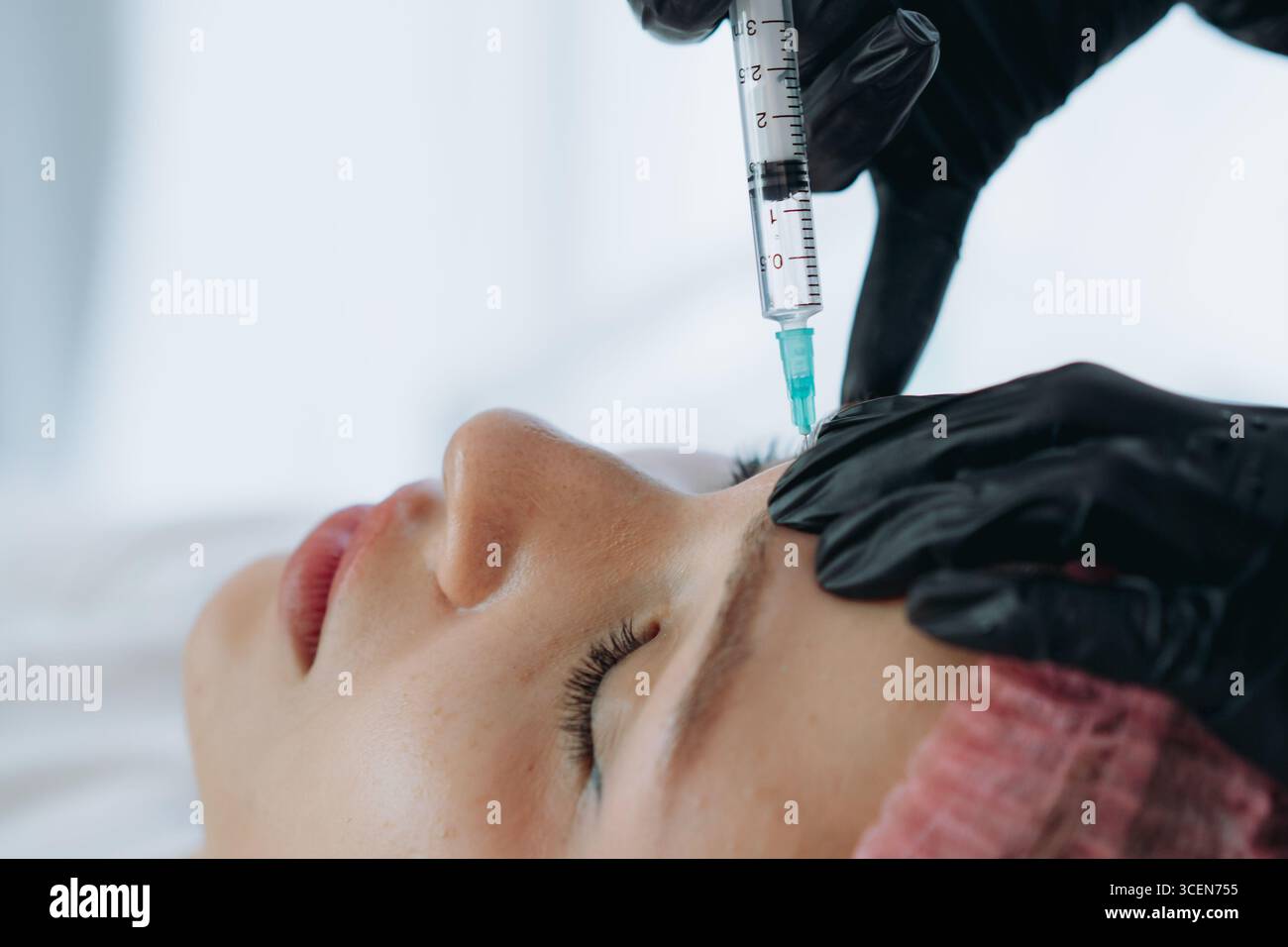 gros plan des mains professionnelles faisant une injection de rajeunissement dans la ligne sournoise de la femme Banque D'Images