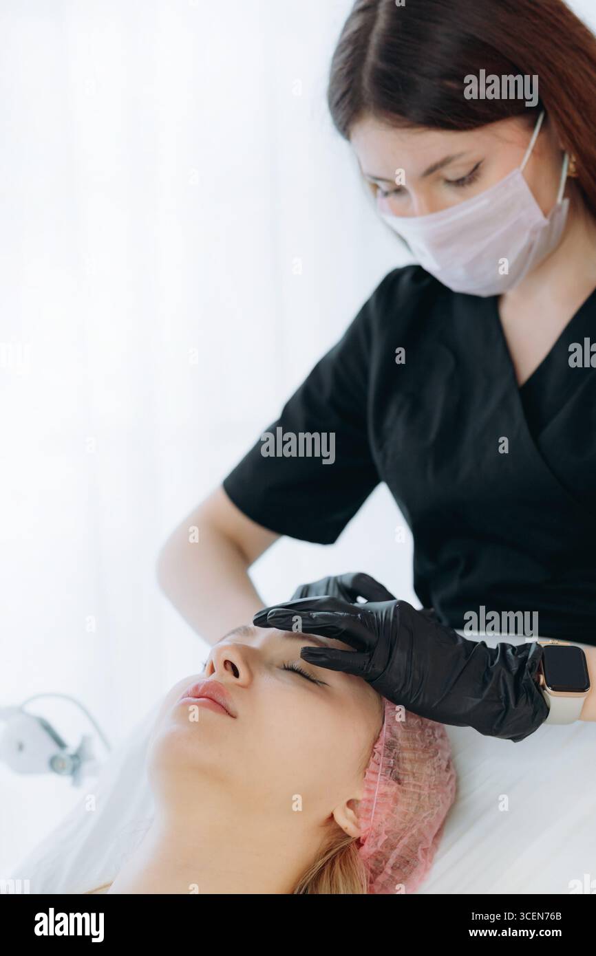 doctol cosmétique professionnel se préparant à faire une injection de rajeunissement dans la ligne sournoise de la femme Banque D'Images