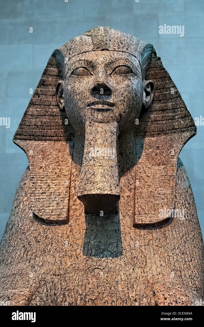 New York - 13 juin 2025 : gros plan sur le Sphinx égyptien de Hatshepsout, New Kingdom, vers 1479–1458 av. Ce sphinx colossal représente la pha féminine Banque D'Images