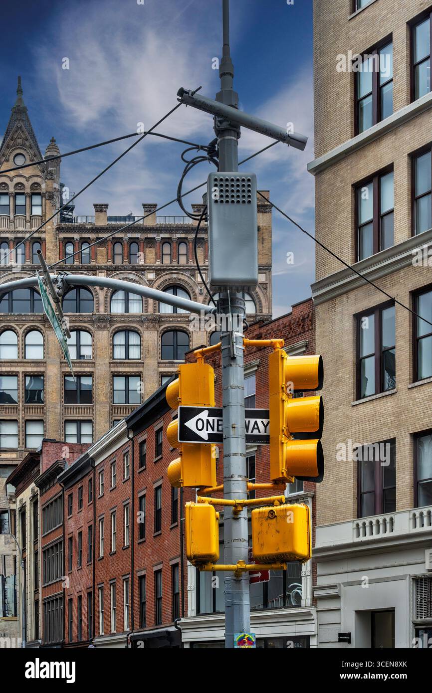 New York, États-Unis - 14 juin 2025 : près de l'angle de Broadway et East 17 Street à Manhattan, New York. Fouillis de lumières, de panneaux et de construction Banque D'Images