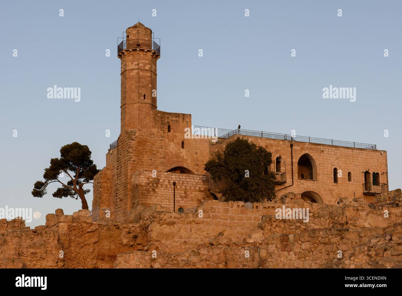 Vue sur un cadre de pleine lune et le parc Nebi Samuel, le lieu officiel de Kever Shmuel HaNavi ou le lieu de sépulture de Samuel le Prophète, sur une colline Banque D'Images