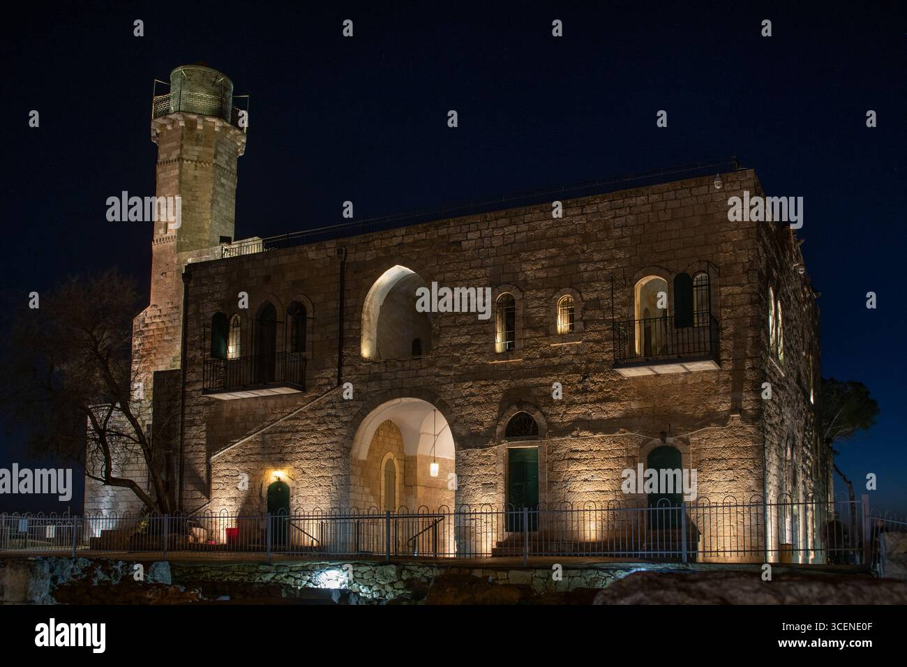 Vue nocturne du parc Nebi Samuel, le lieu officiel de Kever Shmuel HaNavi ou le lieu de sépulture de Samuel le Prophète, sur une colline surplombant Jérusa Banque D'Images