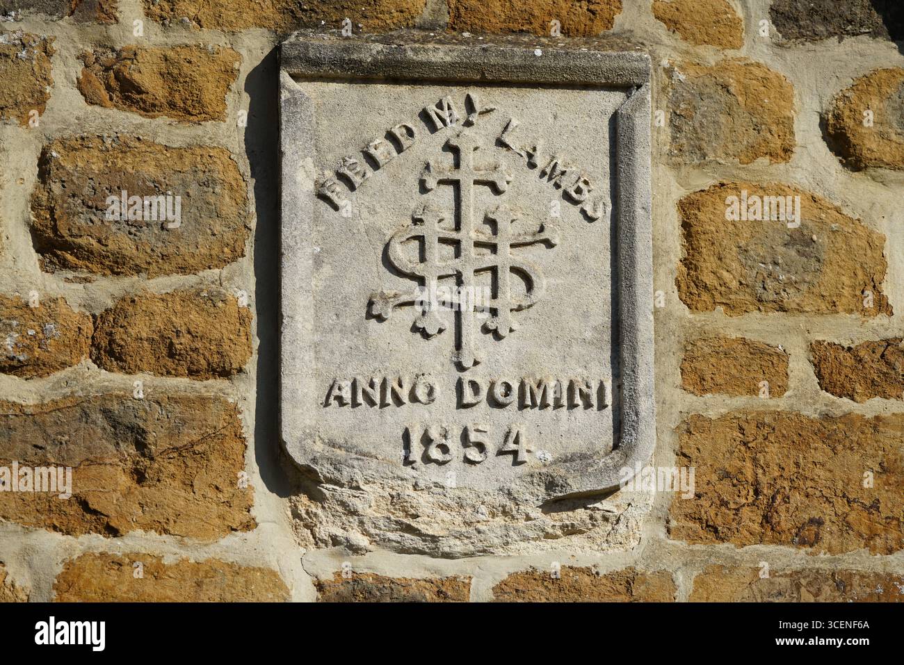 Plaque de pierre historique avec motif gravé de 1854. Adderbury, Angleterre Banque D'Images