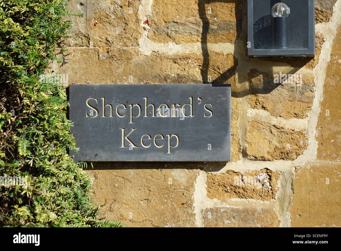 Plaque Shepherd's Keep Stone montée sur le mur extérieur à la lumière du soleil. Adderbury, Angleterre Banque D'Images