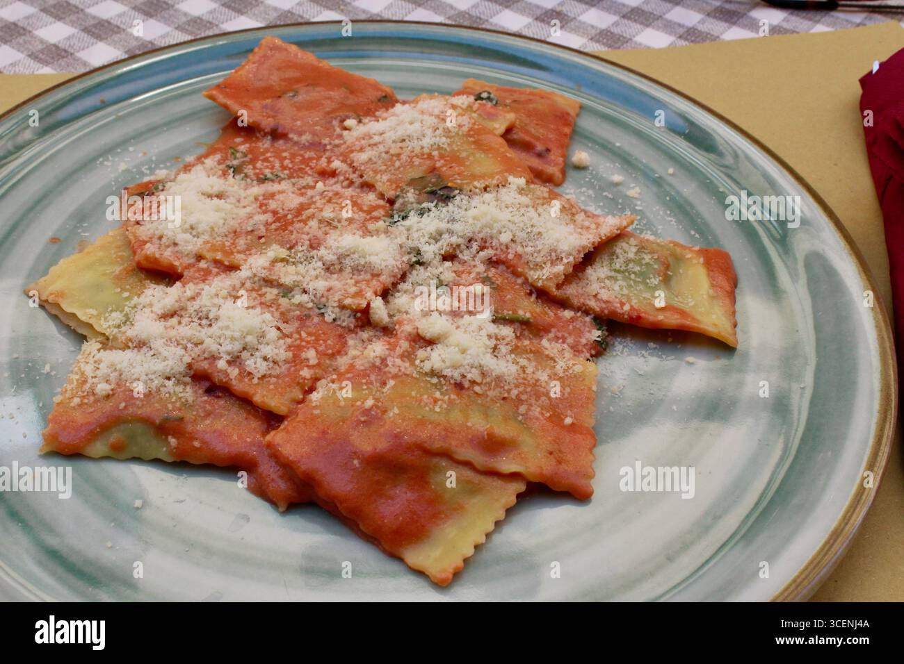 cortona italie- Cimitero di Cortona AR-raviloi avec parmesan et sauce tomate dans une assiette dans un restaurant Banque D'Images
