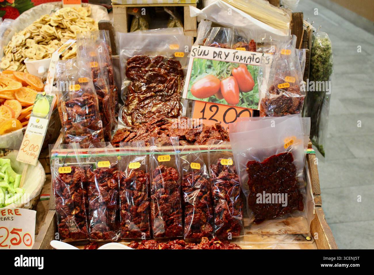 florence firenze italie tsun tomates séchées en paquets dans des plateaux à vendre Banque D'Images