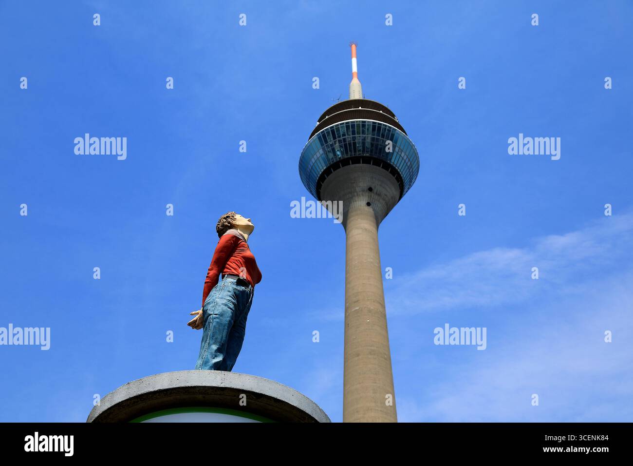 Die Figur Marlis von Christoph Pöggeler aus dem Jahre 2001 dauerhaftes Kunstwerk im öffentlichen Raum, im Hintergrund der Rheinturm, Funkturm, Düsseld Banque D'Images