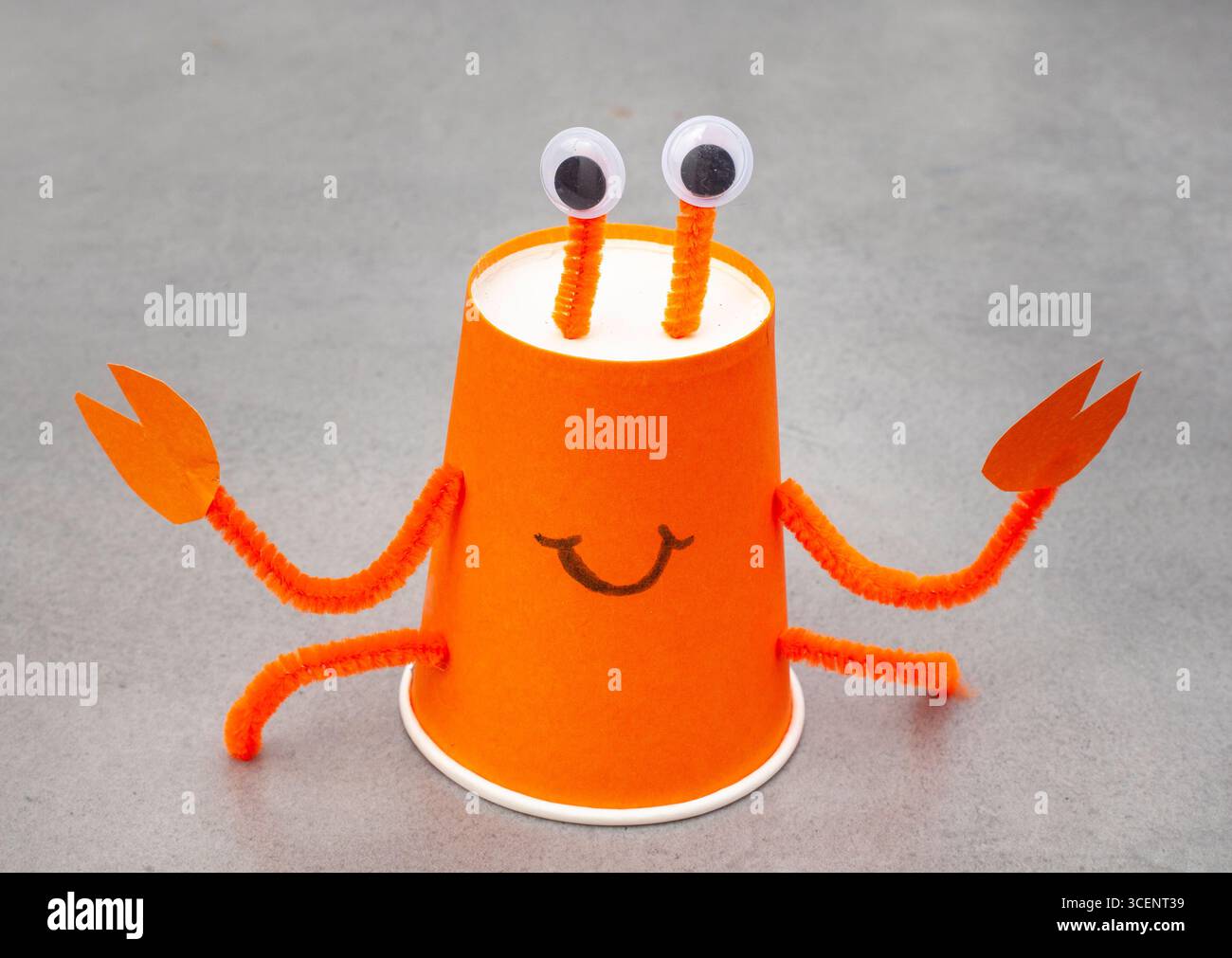 un crabe orange est fabriqué à partir de gobelets en papier et de nettoyeurs de tuyaux. Artisanat de jour du patrimoine sud-africain Banque D'Images