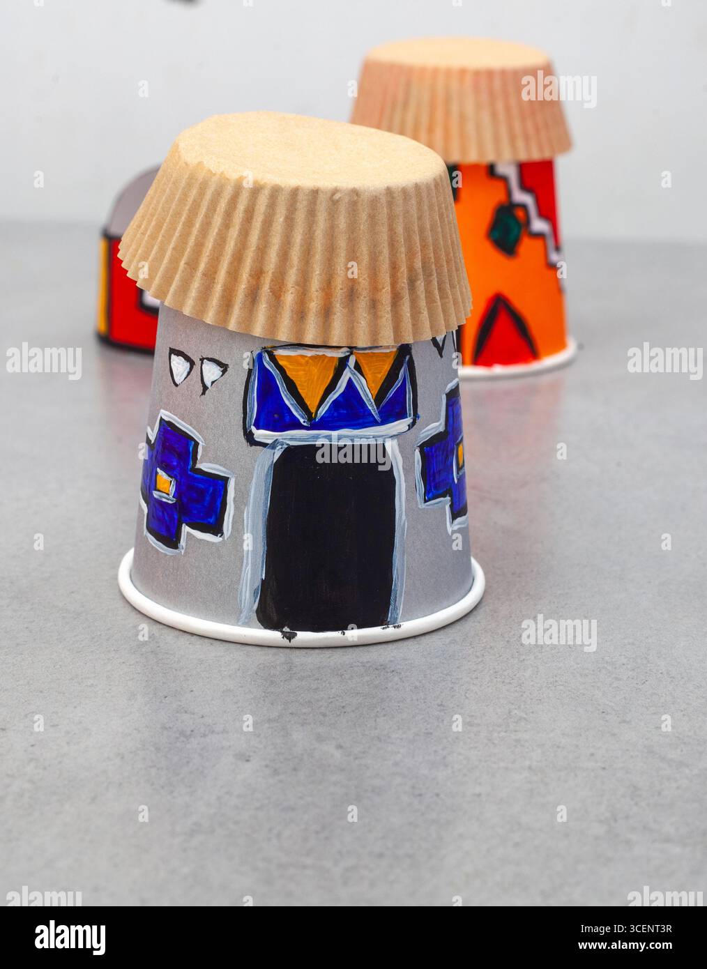 Gobelets en papier peints avec des dessins de type Ndebele. Un artisanat à thème africain pour les enfants et une journée du patrimoine sud-africain Banque D'Images
