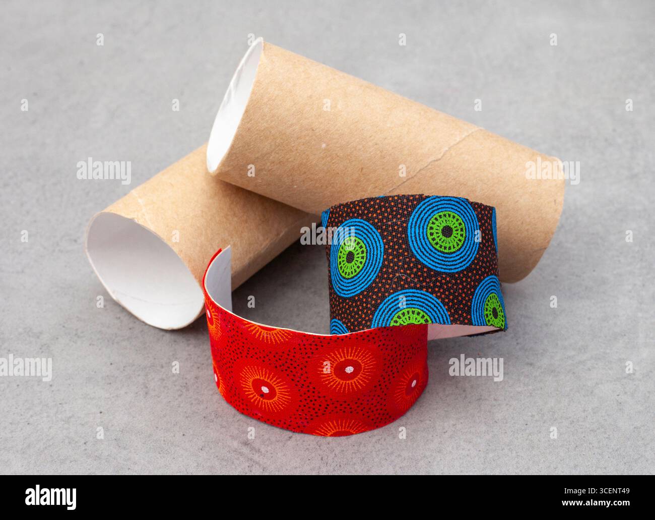 Bracelets ou bagues de serviette en rouleaux de papier toilette et tissu traditionnel sud-africain Shwe shwe Banque D'Images