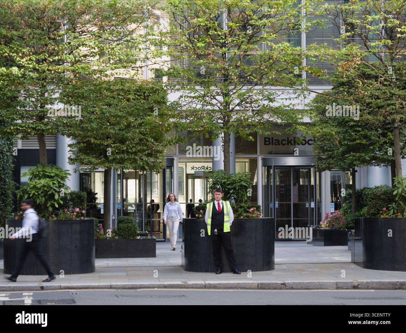 Garde de sécurité debout devant le siège de BlackRock dans la ville de Londres, Royaume-Uni. BlackRock est l’une des plus grandes sociétés de gestion d’actifs au monde avec des bureaux dans le quartier financier de Londres. Banque D'Images