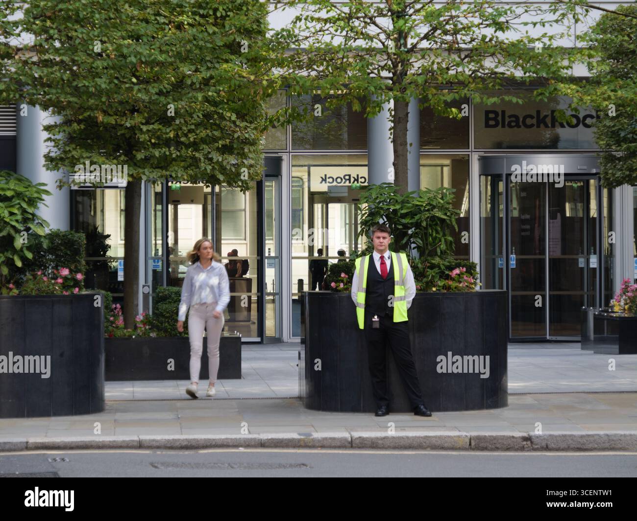 Garde de sécurité debout devant le siège de BlackRock dans la ville de Londres, Royaume-Uni. BlackRock est l’une des plus grandes sociétés de gestion d’actifs au monde avec des bureaux dans le quartier financier de Londres. Banque D'Images