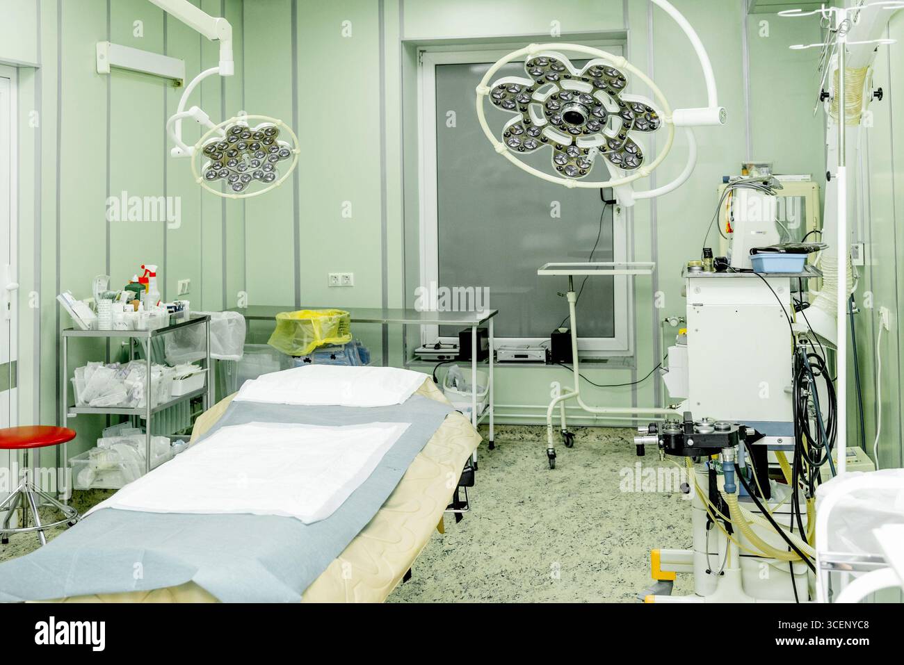 Saint-Pétersbourg, Russie, 10 novembre 2021, salle d'opération vide avec lumières chirurgicales avancées, équipement médical, écrans d'ordinateur et prépar stérile Banque D'Images