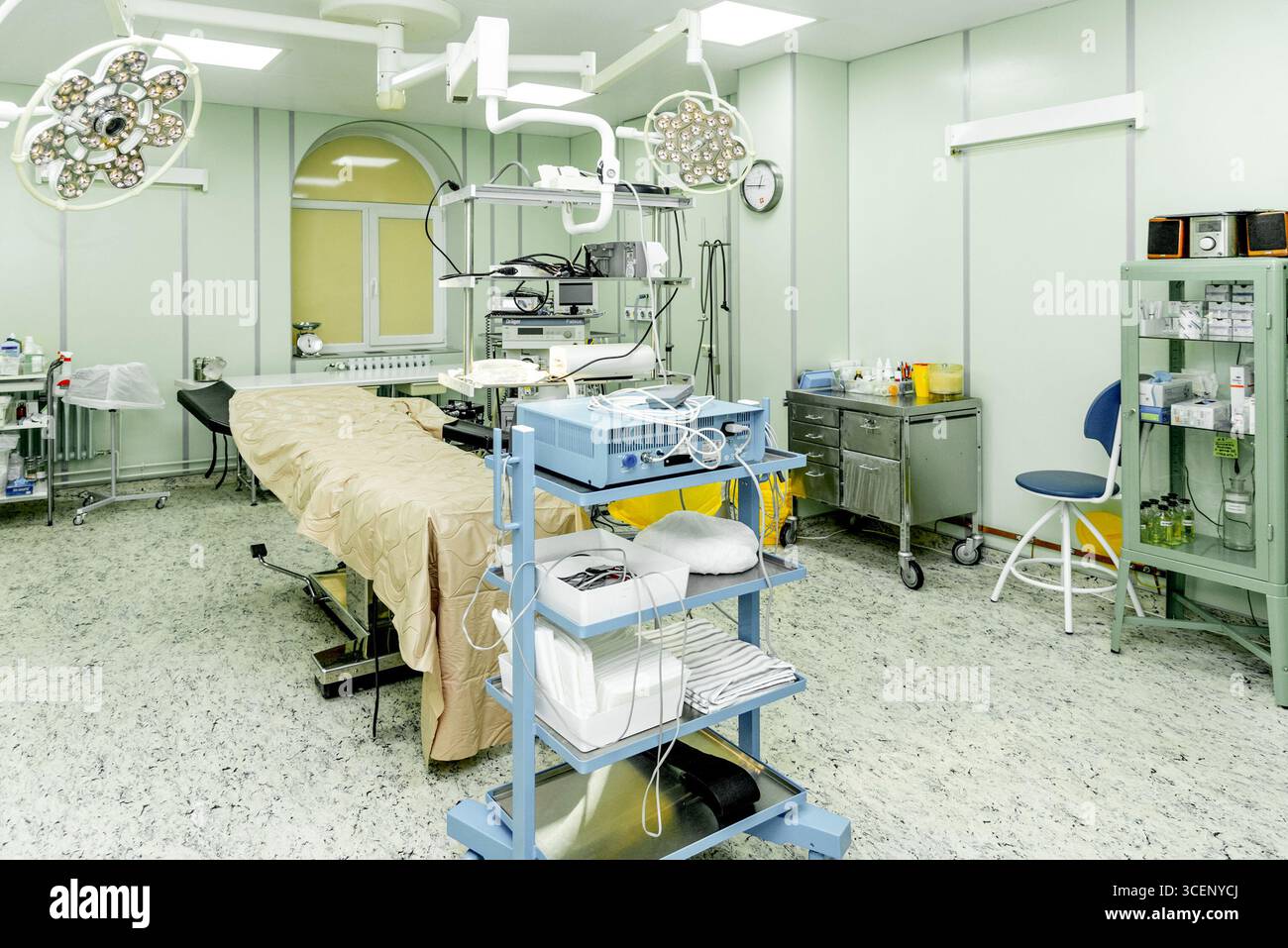 Saint-Pétersbourg, Russie, 10 novembre 2021, salle d'opération vide avec lumières chirurgicales avancées, équipement médical, écrans d'ordinateur et prépar stérile Banque D'Images