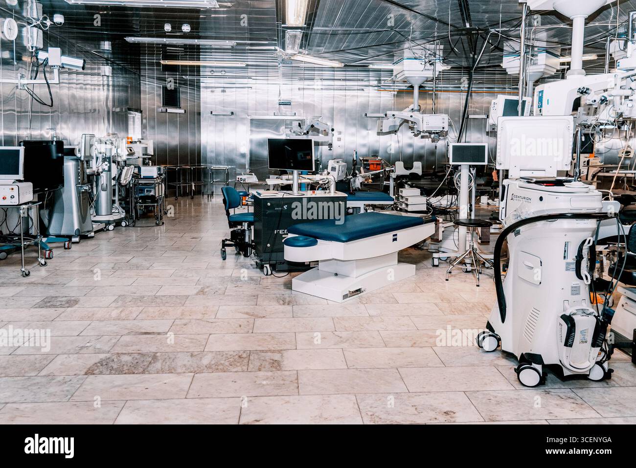 Saint-Pétersbourg, Russie, 19 octobre 2021, salle d'opération vide avec lumières chirurgicales avancées, équipement médical, écrans d'ordinateur et Preparat stérile Banque D'Images