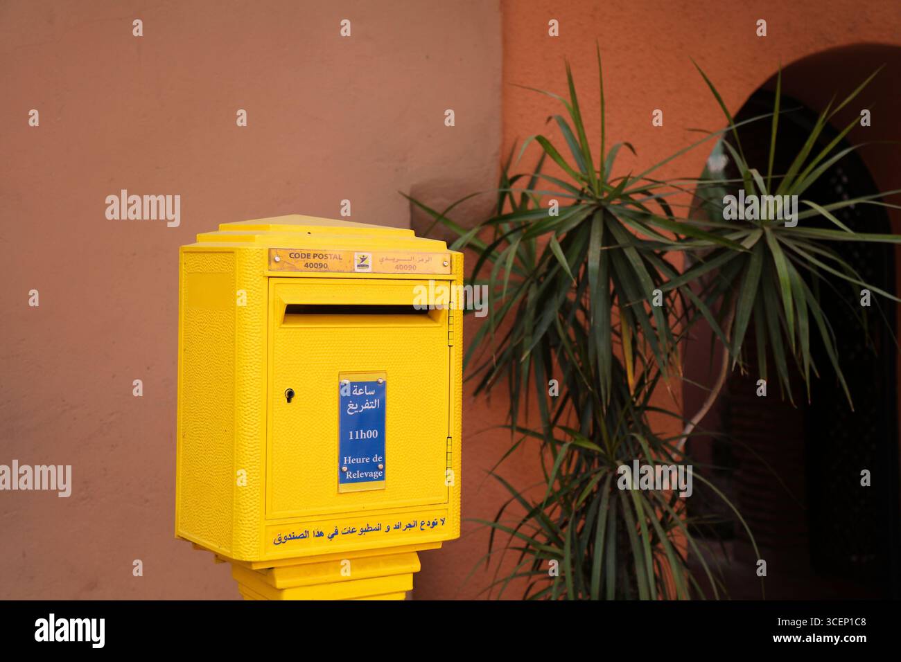 MARRAKECH, MAROC - 20 FÉVRIER 2022 : boîte aux lettres publique de la poste marocaine (poste Maroc) à Marrakech, Maroc. Poste Maroc est le poste national Banque D'Images