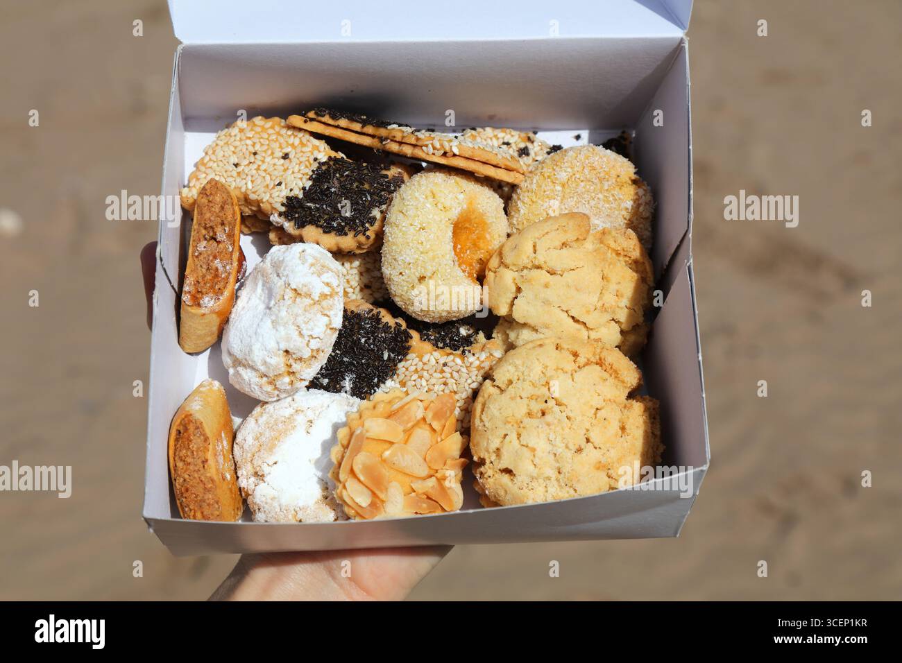 Cuisine marocaine. Boîte de biscuits et pâtisseries à El Jadida, Maroc. Banque D'Images