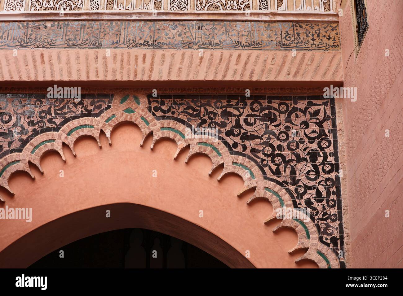 Médina (vieille ville) de Marrakech, Maroc. Détails de l'historique Ben Youssef Madrasa et de la mosquée. Banque D'Images