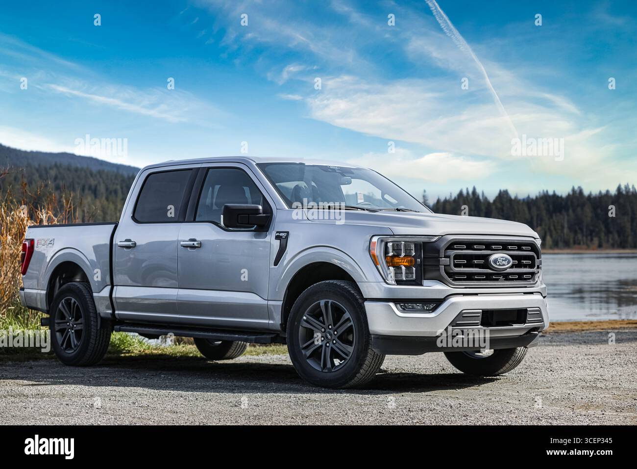 Vue avant du pare-chocs et des phares du véhicule tout-terrain 4X4. Camionnette Ford argent américain F 150. Véhicule lourd stationné à l'extérieur dans un parc. Grand c Banque D'Images Vue avant du pare-chocs et des phares du véhicule tout-terrain 4X4. Camionnette Ford argent américain F 150. Véhicule lourd stationné à l'extérieur dans un parc. Grand c Banque D'Images