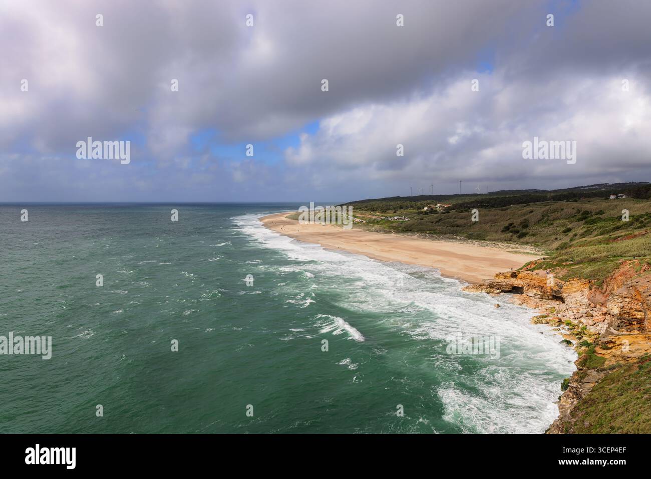 Vue sur la Praia do Norte à Nazare, Portugal. Banque D'Images
