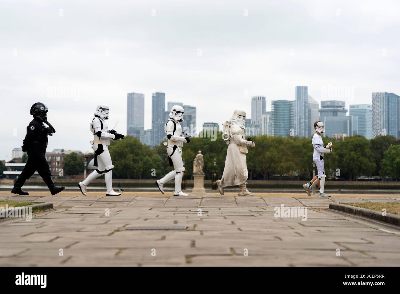 Un groupe de fans habillés comme des personnages de la franchise Star Wars s'empare des terrains de l'Old Royal Naval College sur le site classé au patrimoine mondial de l'UNESCO de Greenwich pour marquer un siècle de tournage sur place pour l'Old Royal Naval College et un siècle de tournage pour les studios Elstree. Ce partenariat pré-maudit leur tentative de Guinness World Records en septembre, qui invite le public à se déguiser en personnages de cinéma et de télévision pour célébrer le cinéma britannique. Date de la photo : mardi 19 août 2025. Banque D'Images