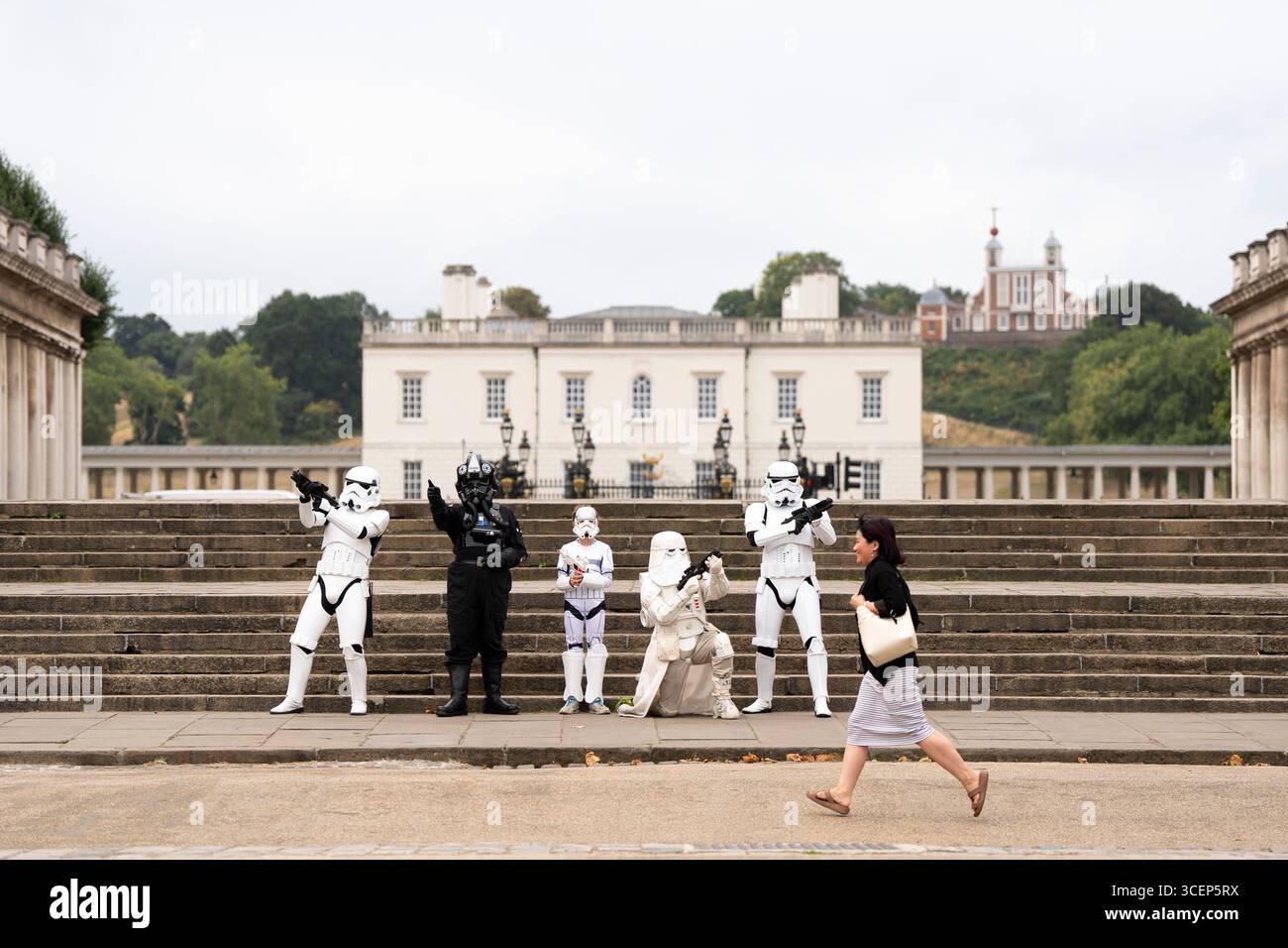 Un groupe de fans habillés comme des personnages de la franchise Star Wars s'empare des terrains de l'Old Royal Naval College sur le site classé au patrimoine mondial de l'UNESCO de Greenwich pour marquer un siècle de tournage sur place pour l'Old Royal Naval College et un siècle de tournage pour les studios Elstree. Ce partenariat pré-maudit leur tentative de Guinness World Records en septembre, qui invite le public à se déguiser en personnages de cinéma et de télévision pour célébrer le cinéma britannique. Date de la photo : mardi 19 août 2025. Banque D'Images