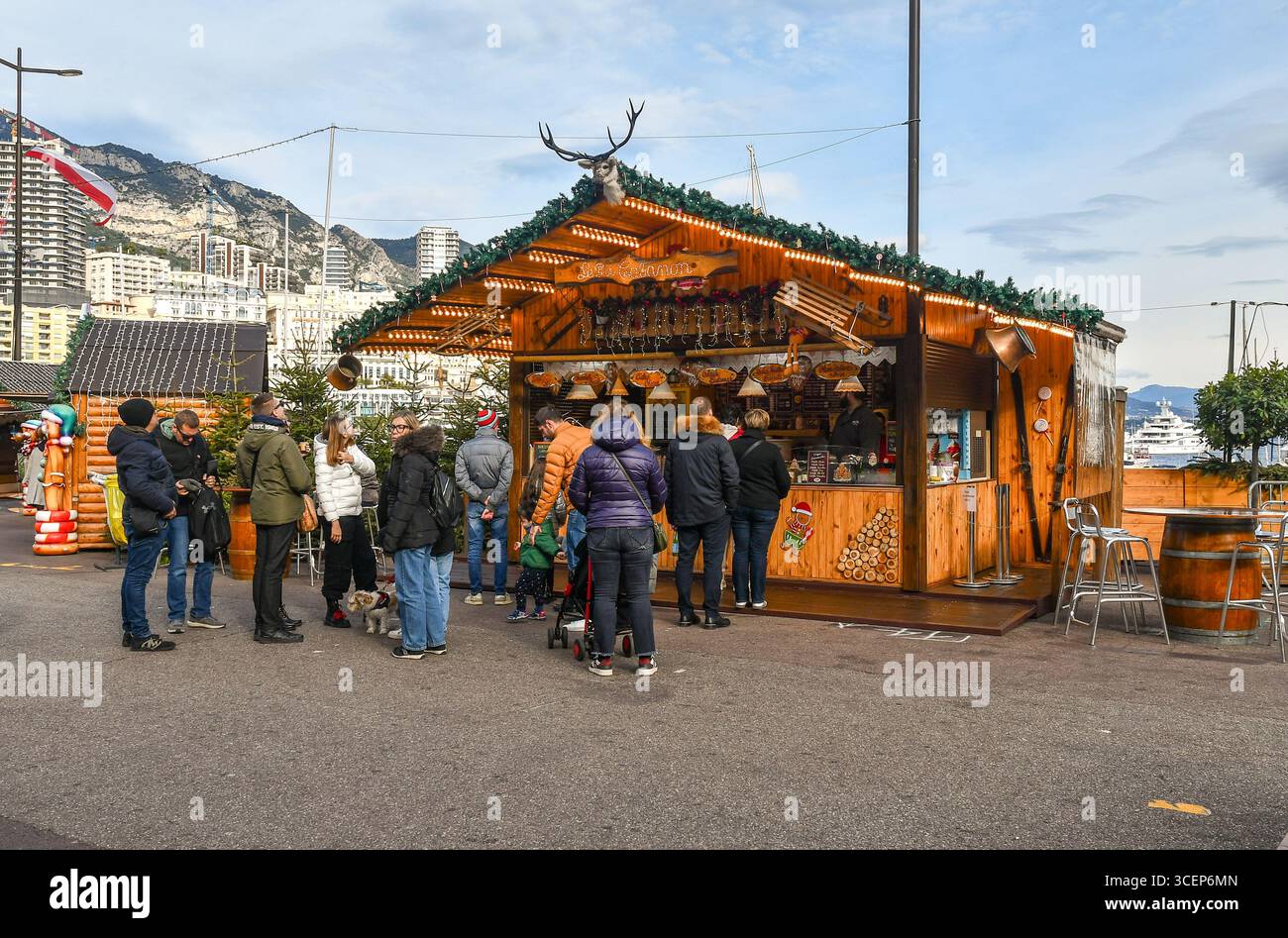 Les gens font la queue pour acheter de la nourriture de rue au marché de Noël de Port Hercule, pendant les vacances de Noël, Monaco-Monte-Carlo, Principauté de Monaco Banque D'Images