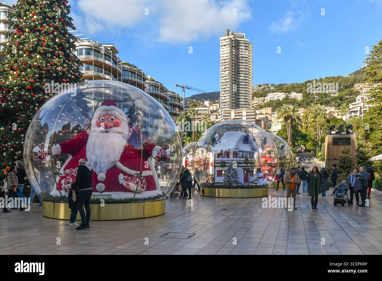 Place du Casino avec décorations de Noël et tour le Millefiori de 111 mètres en arrière-plan pendant les vacances de Noël, Monaco-Monte Carlo Banque D'Images