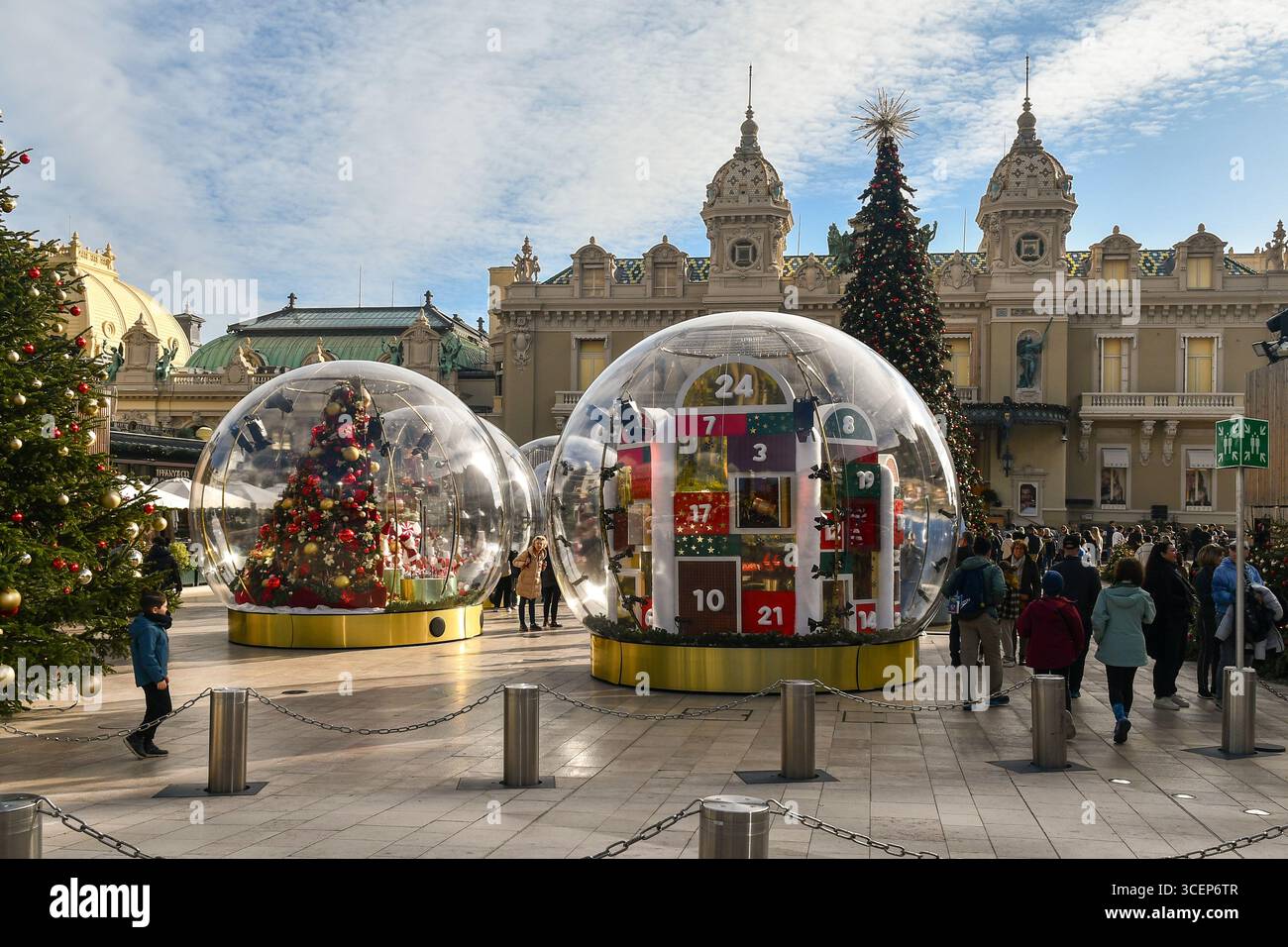 Place du Casino avec décorations de Noël et le Casino de Monte Carlo en arrière-plan, pendant les vacances d'hiver, Monaco-Monte Carlo, Monaco Banque D'Images