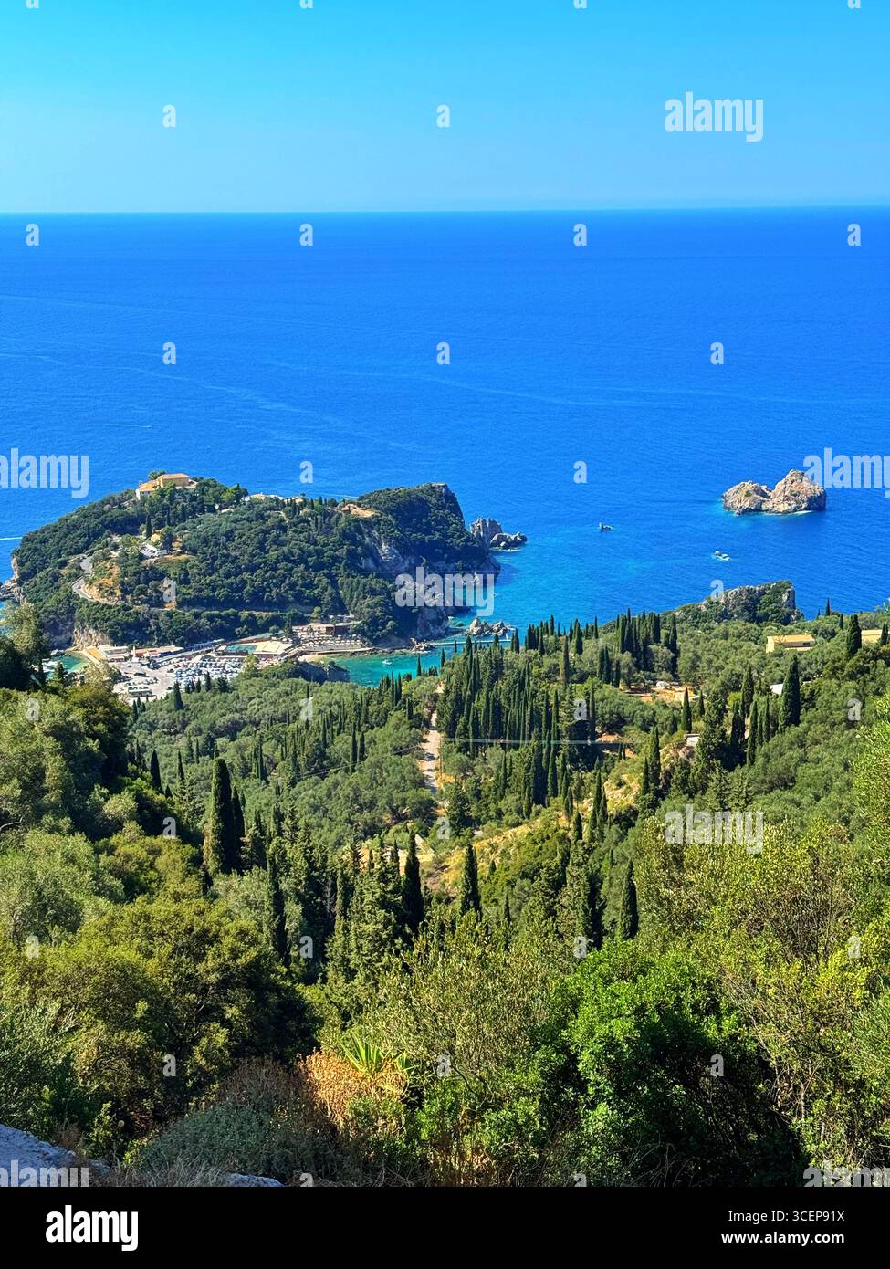 Vue sur Paleokastritsa depuis le village de Lakones, Corfou, Grèce - Image de stock capturée avec un smartphone
