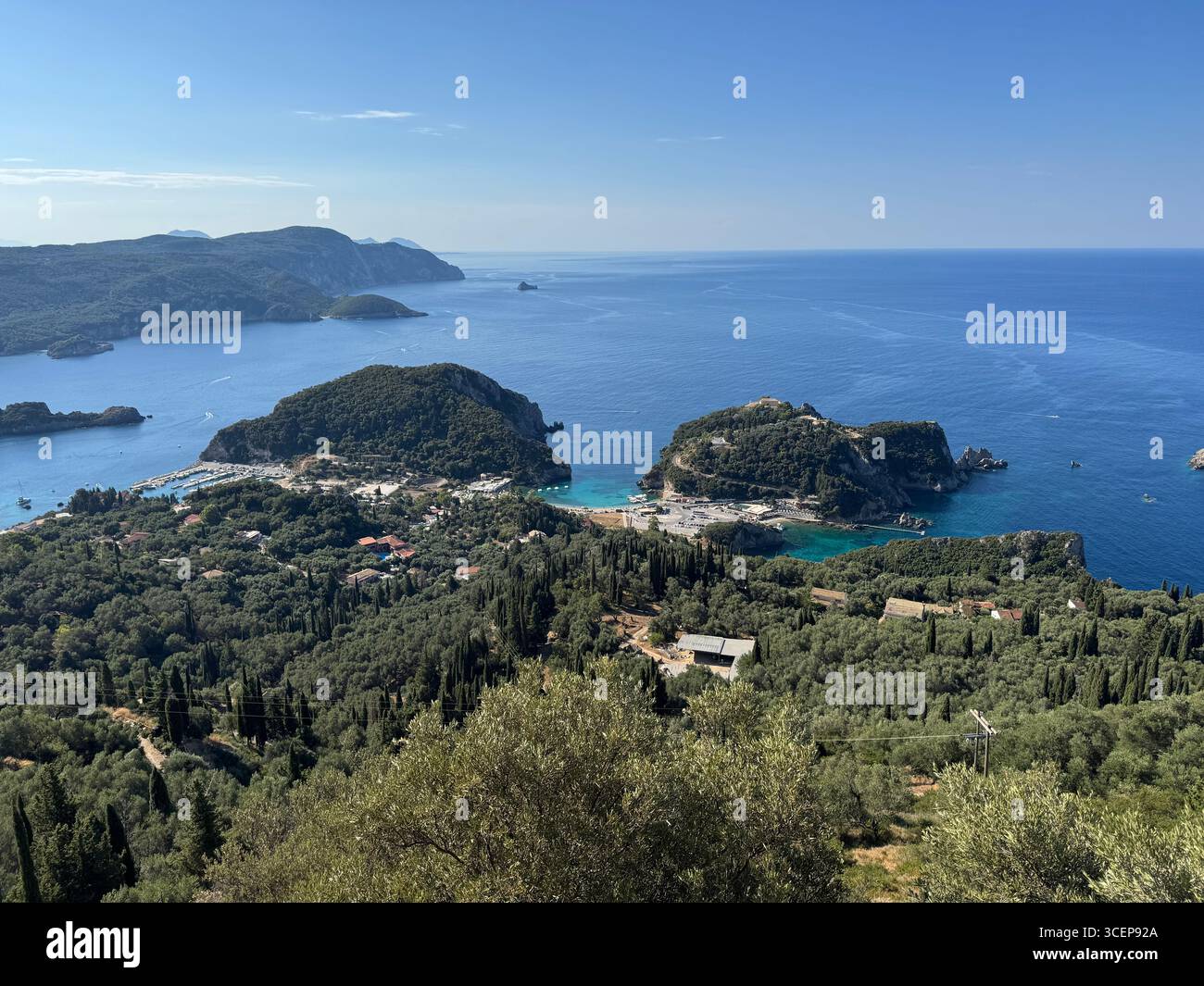Vue sur Paleokastritsa, Grèce, depuis le village de Lakones, Corfou. - Image de stock capturée avec un smartphone