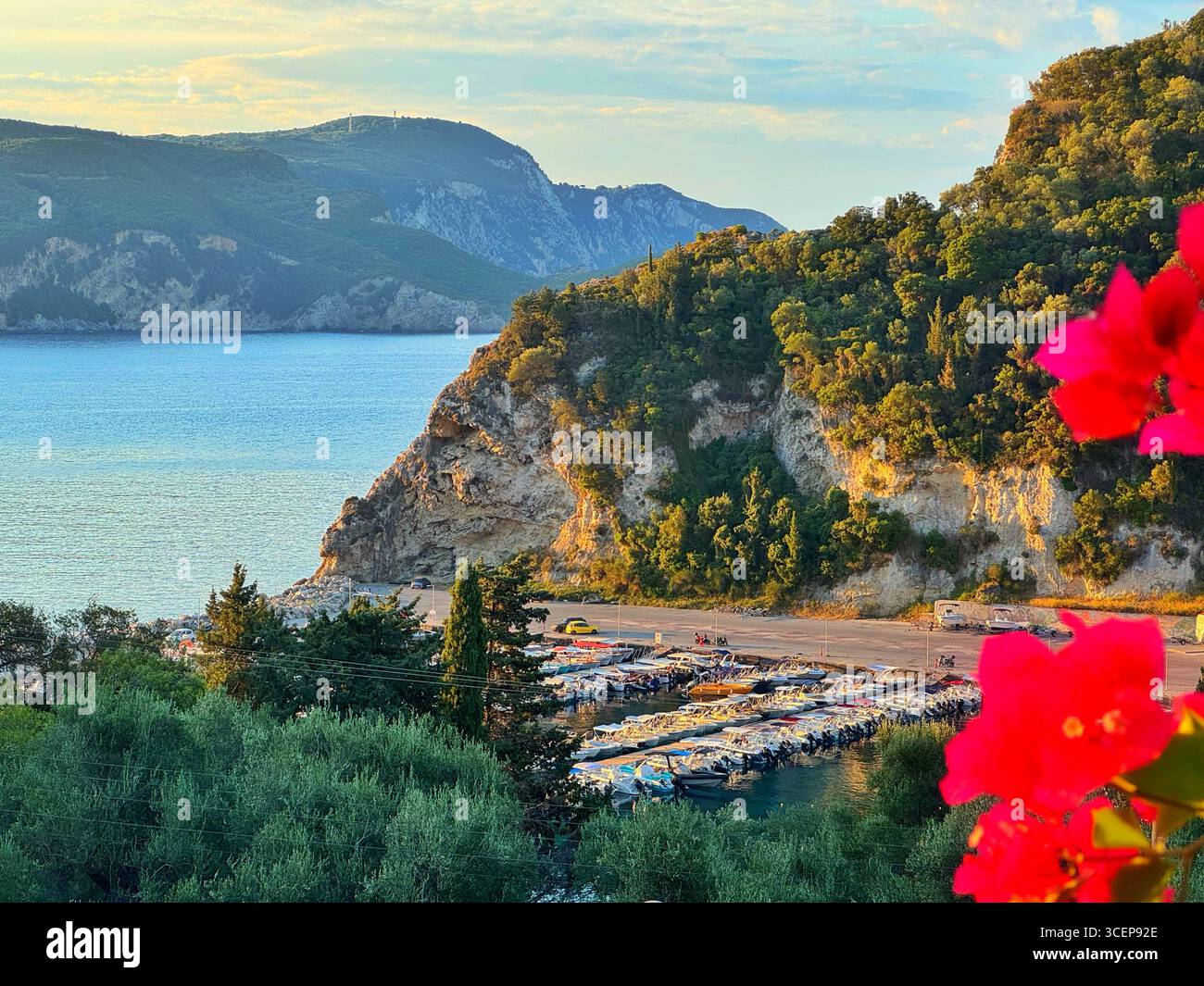 Vue sur Paleokastritsa, Grèce, depuis un appartement à flanc de colline, Corfou. - Image de stock capturée avec un smartphone