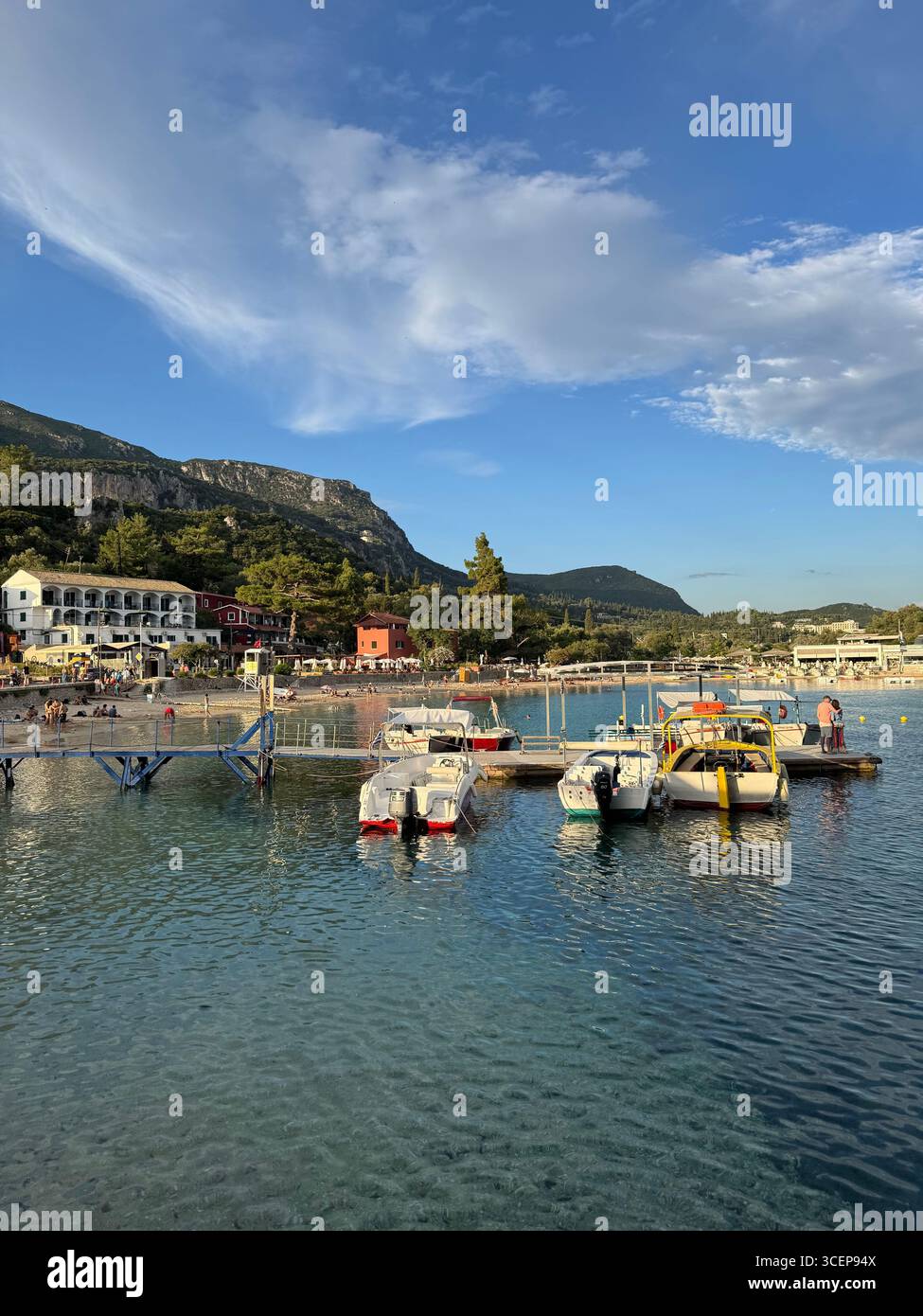 Plage d'Agios Spiridon, plage principale de Paleokastritsa, Corfou, Grèce. - Image de stock capturée avec un smartphone