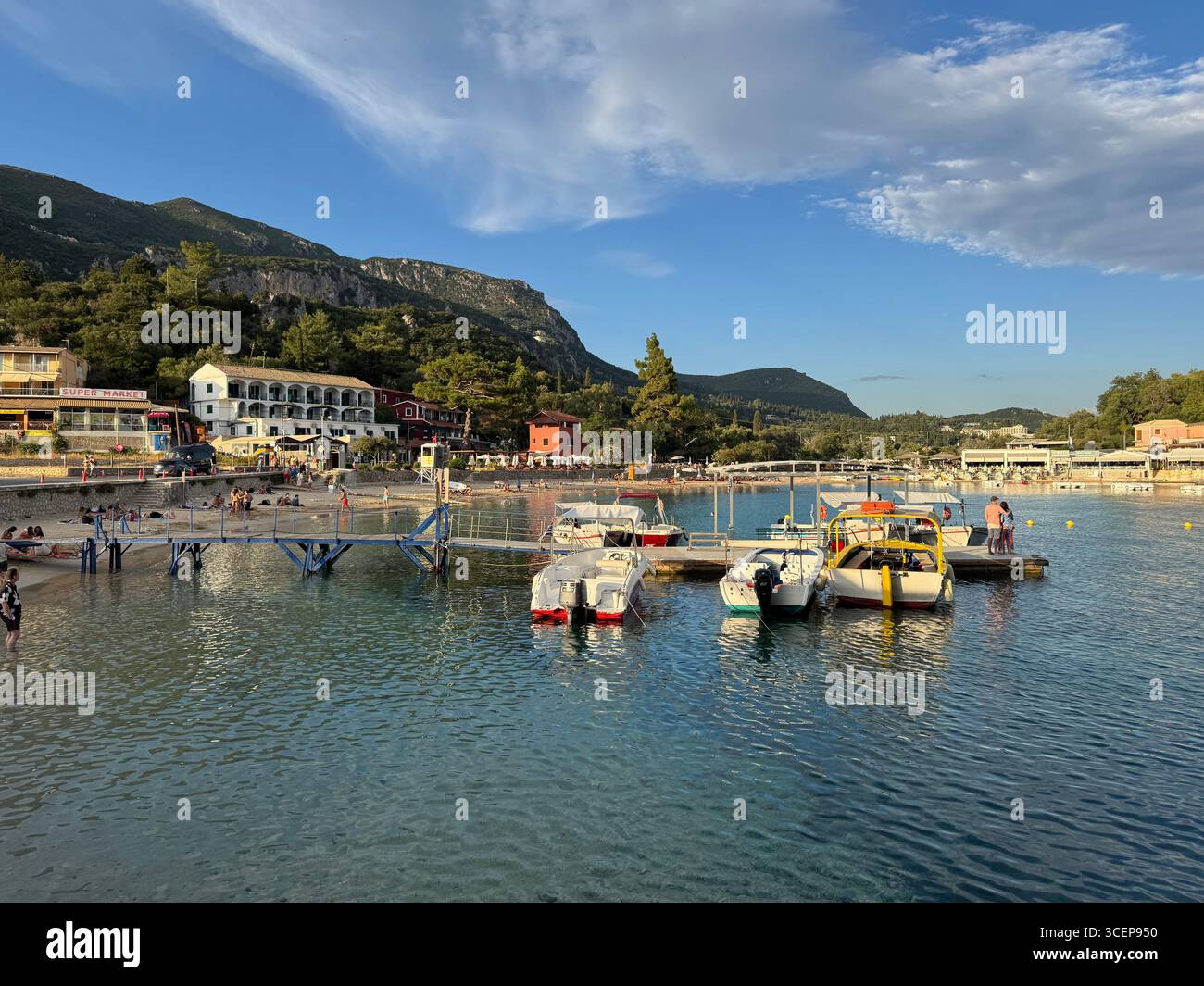 Plage d'Agios Spiridon, plage principale de Paleokastritsa, Corfou, Grèce. - Image de stock capturée avec un smartphone