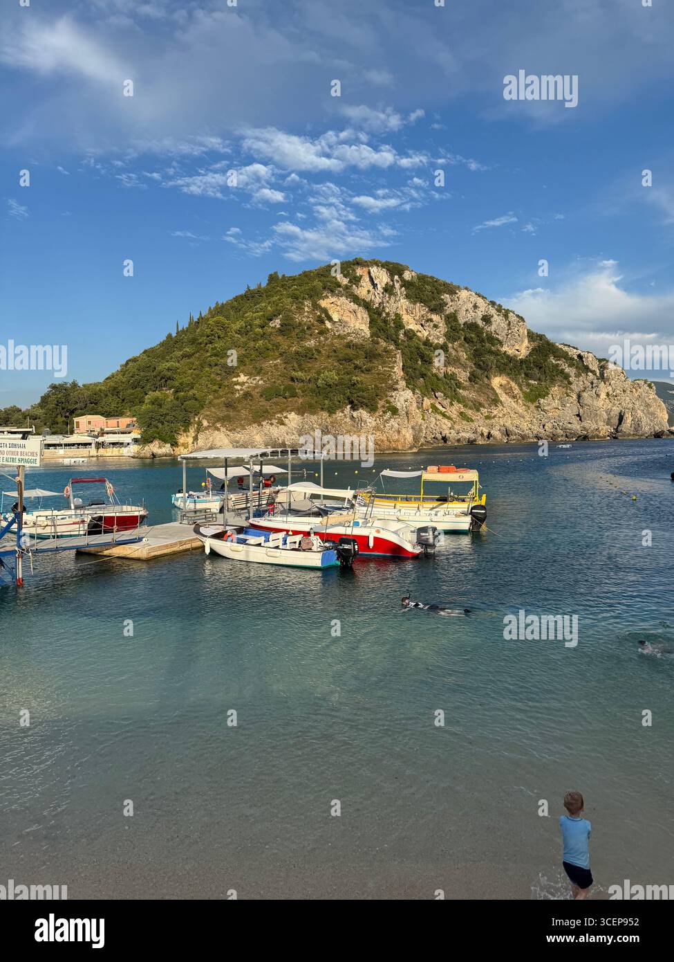 Plage d'Agios Spiridon, plage principale de Paleokastritsa, Corfou, Grèce. - Image de stock capturée avec un smartphone