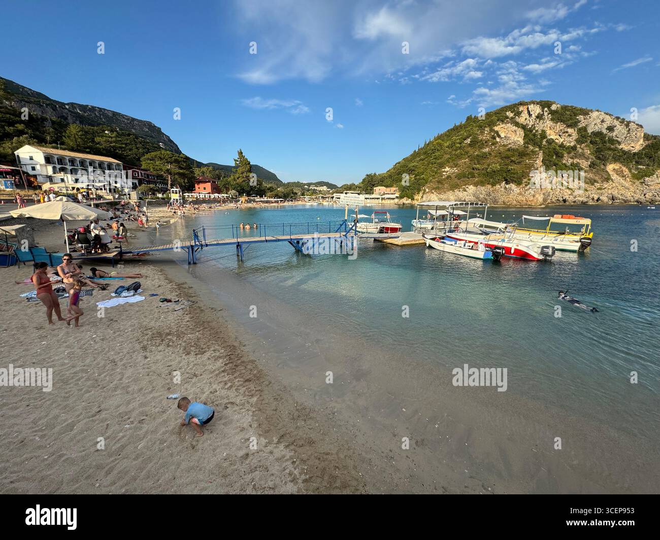Plage d'Agios Spiridon, plage principale de Paleokastritsa, Corfou, Grèce. - Image de stock capturée avec un smartphone